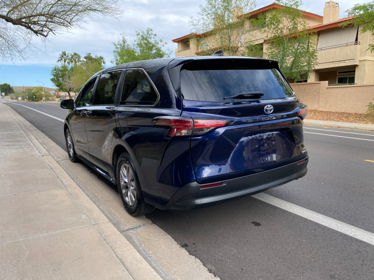 Toyota Sienna LE FWD 8-Passenger (Natl) 2021
