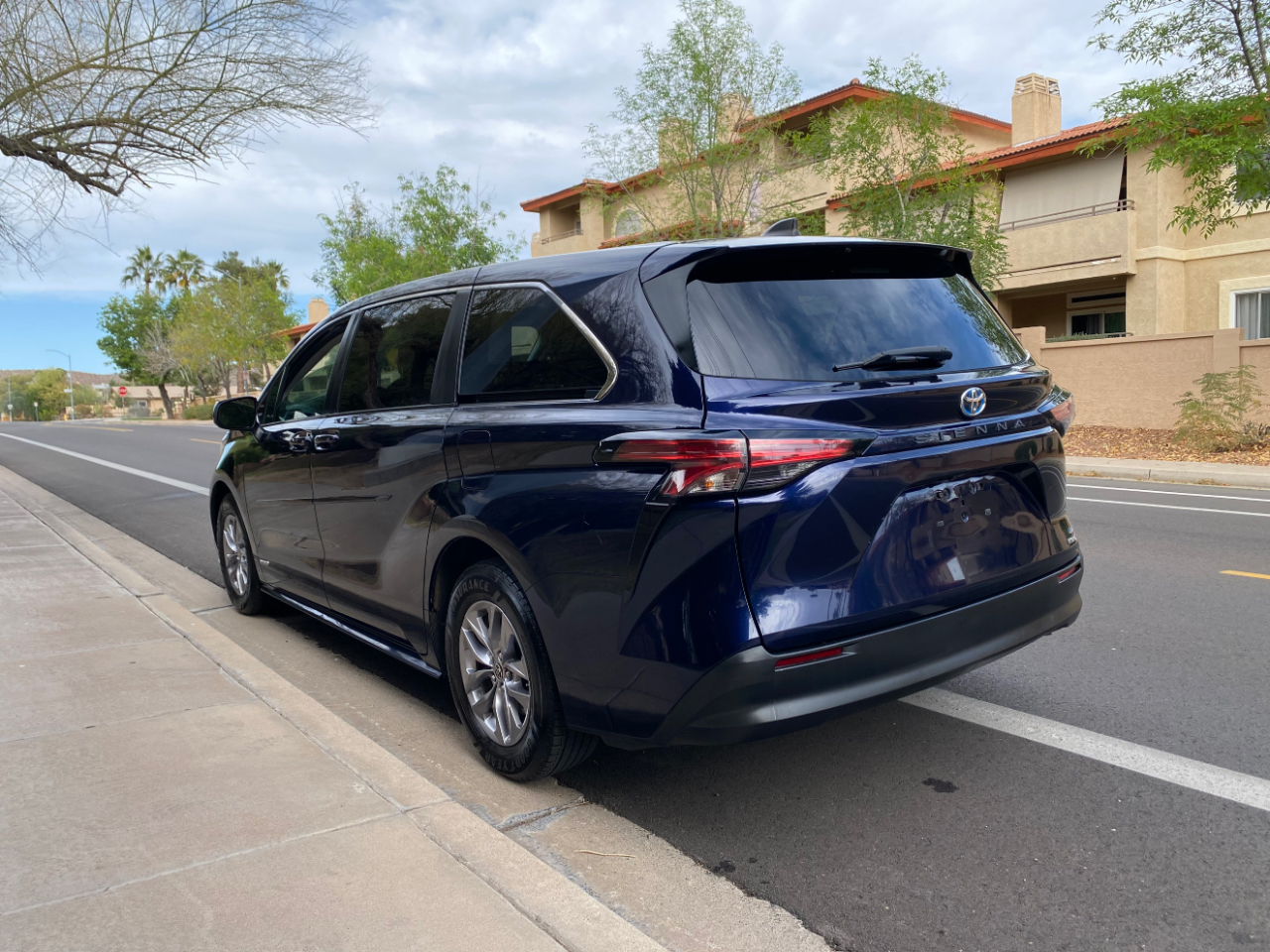 Toyota Sienna LE FWD 8-Passenger (Natl) 2021