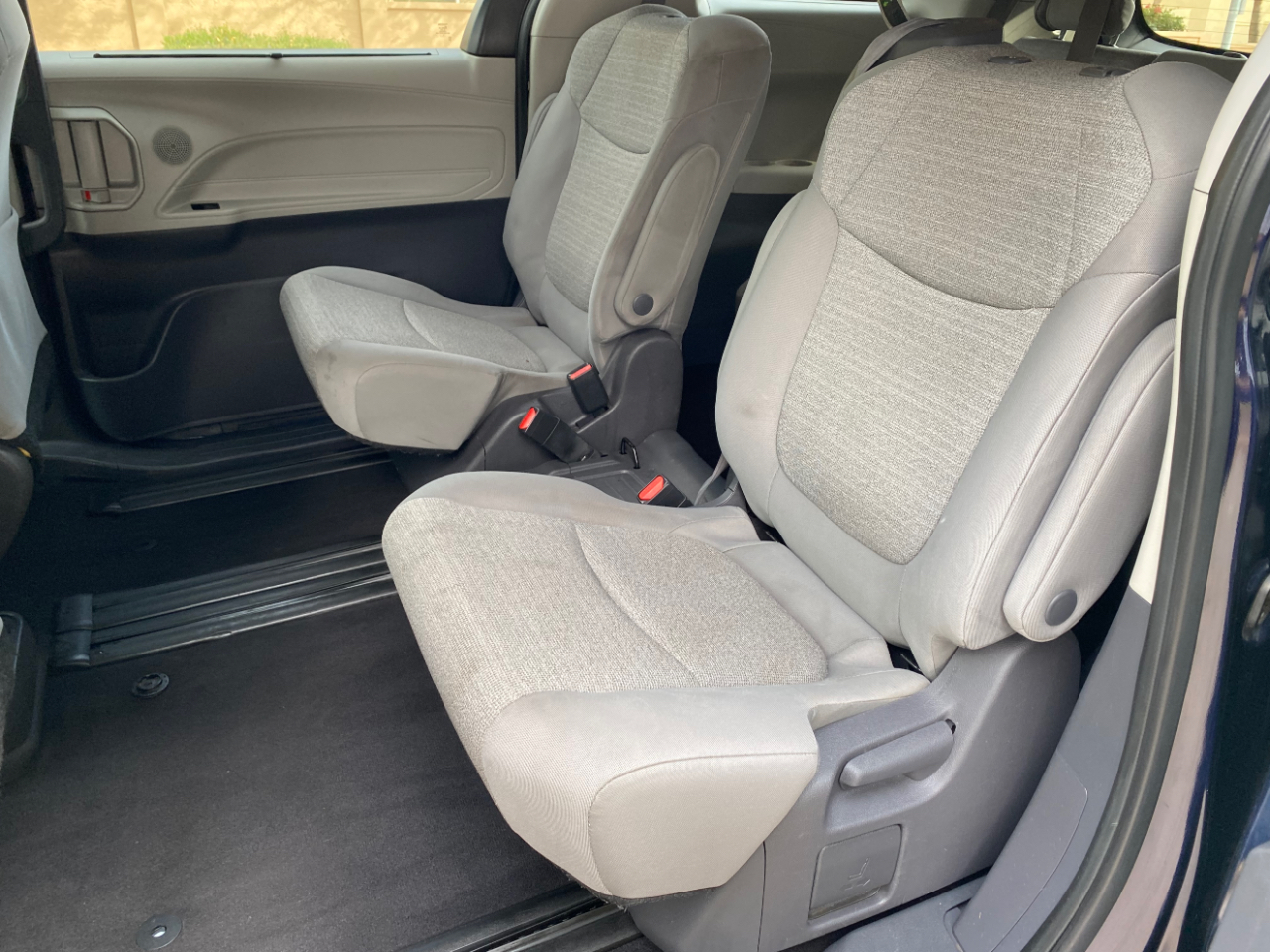 Toyota Sienna LE FWD 8-Passenger (Natl) 2021