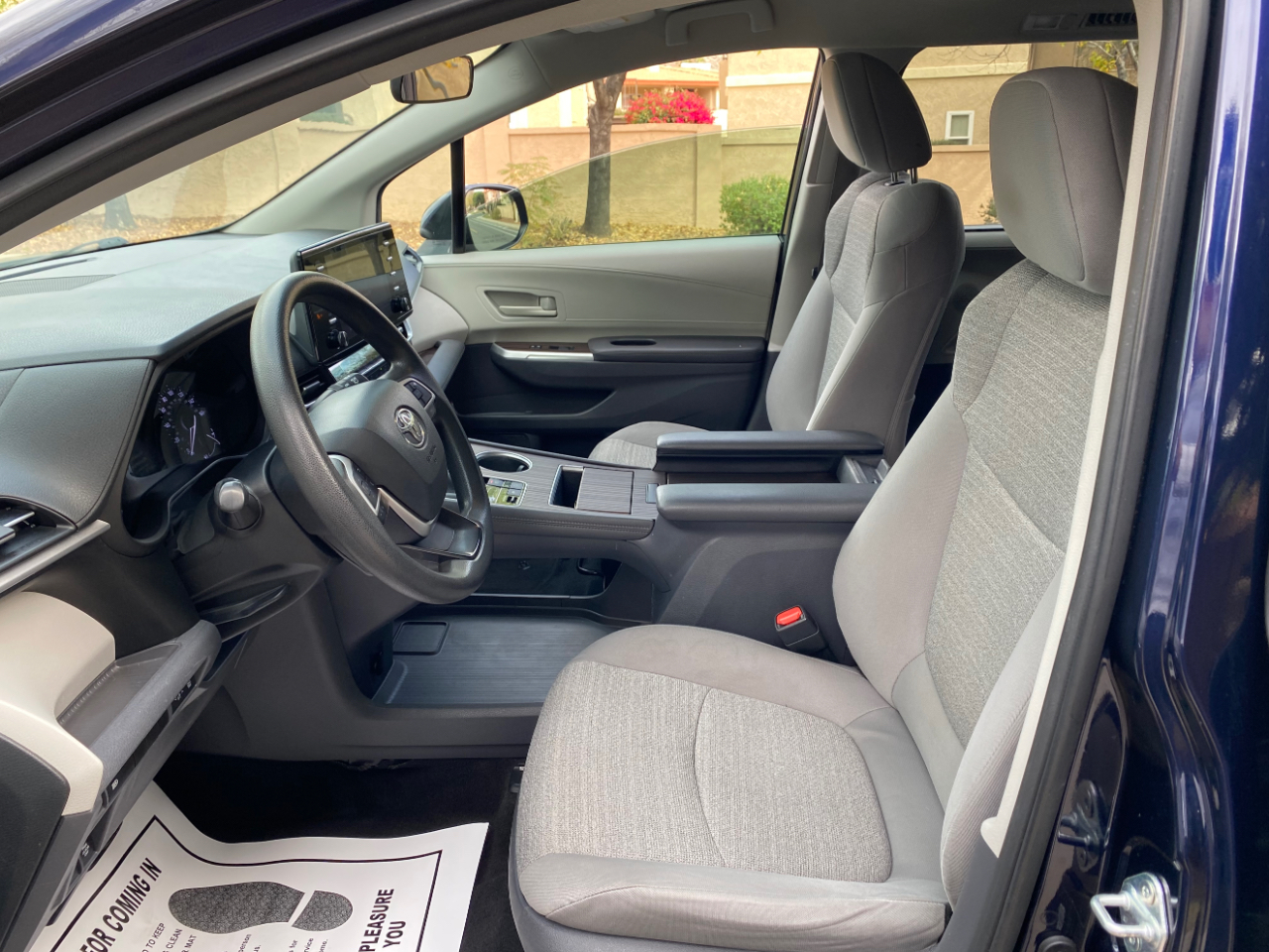 Toyota Sienna LE FWD 8-Passenger (Natl) 2021