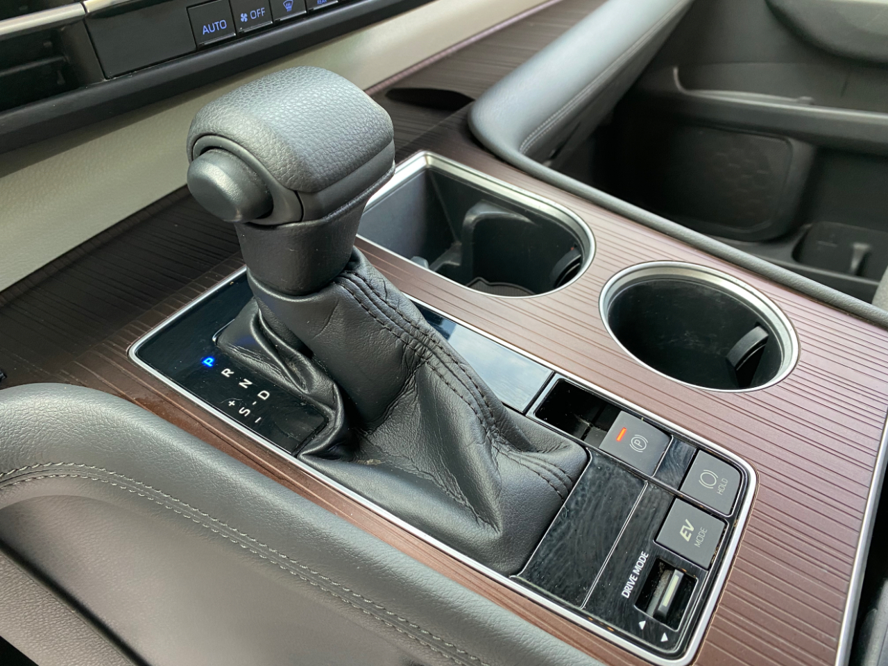 Toyota Sienna LE FWD 8-Passenger (Natl) 2021