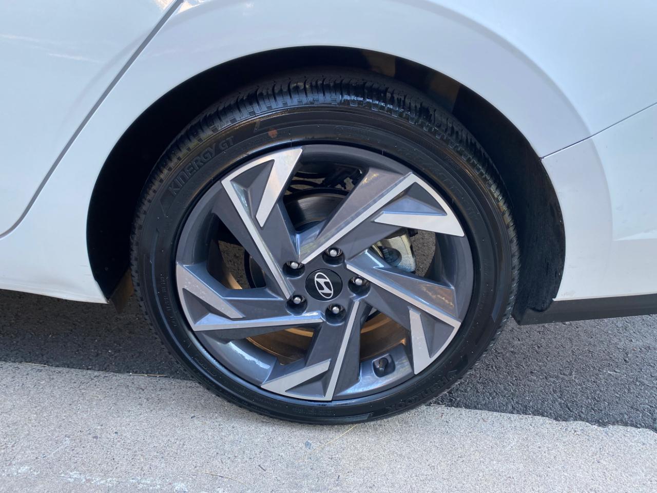 Hyundai Elantra Limited IVT 2025