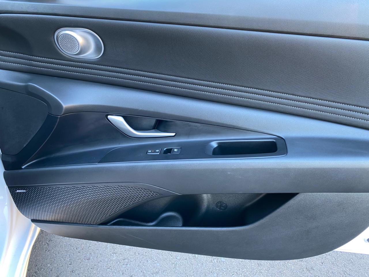 Hyundai Elantra Limited IVT 2025