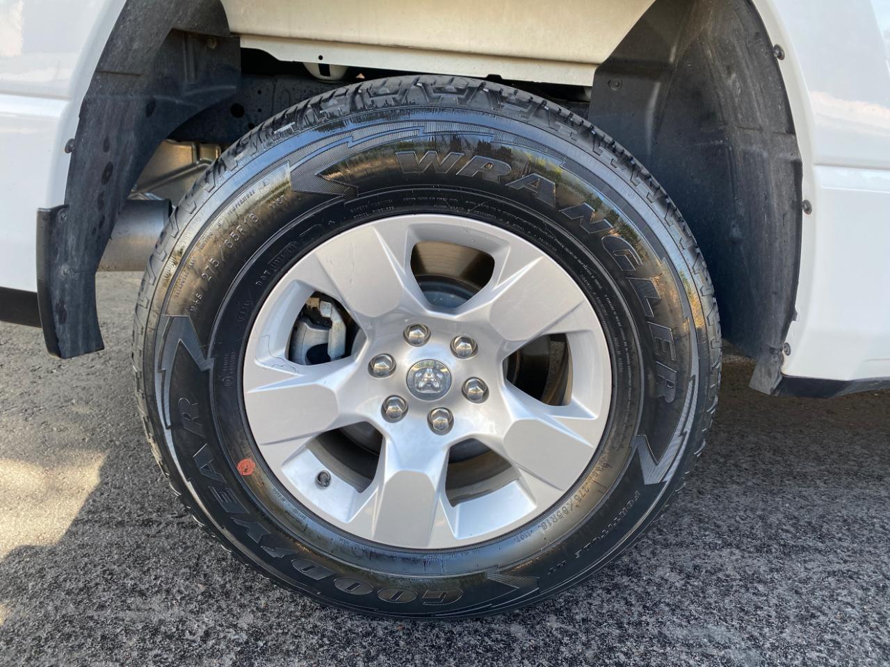 RAM 1500 Big Horn 4x4 Crew Cab 5'7" Box 2022