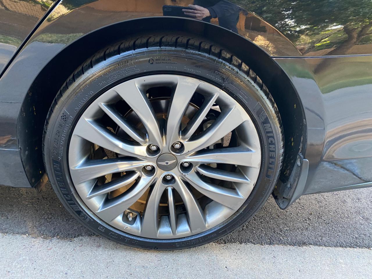 Hyundai Genesis 4dr Sdn V8 5.0L RWD 2015