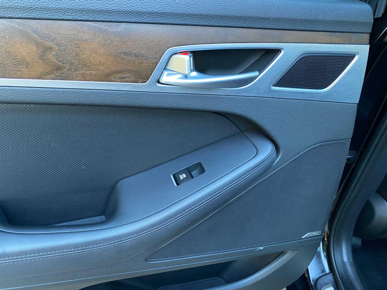 Hyundai Genesis 4dr Sdn V8 5.0L RWD 2015