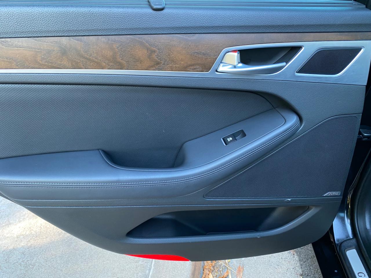 Hyundai Genesis 4dr Sdn V8 5.0L RWD 2015