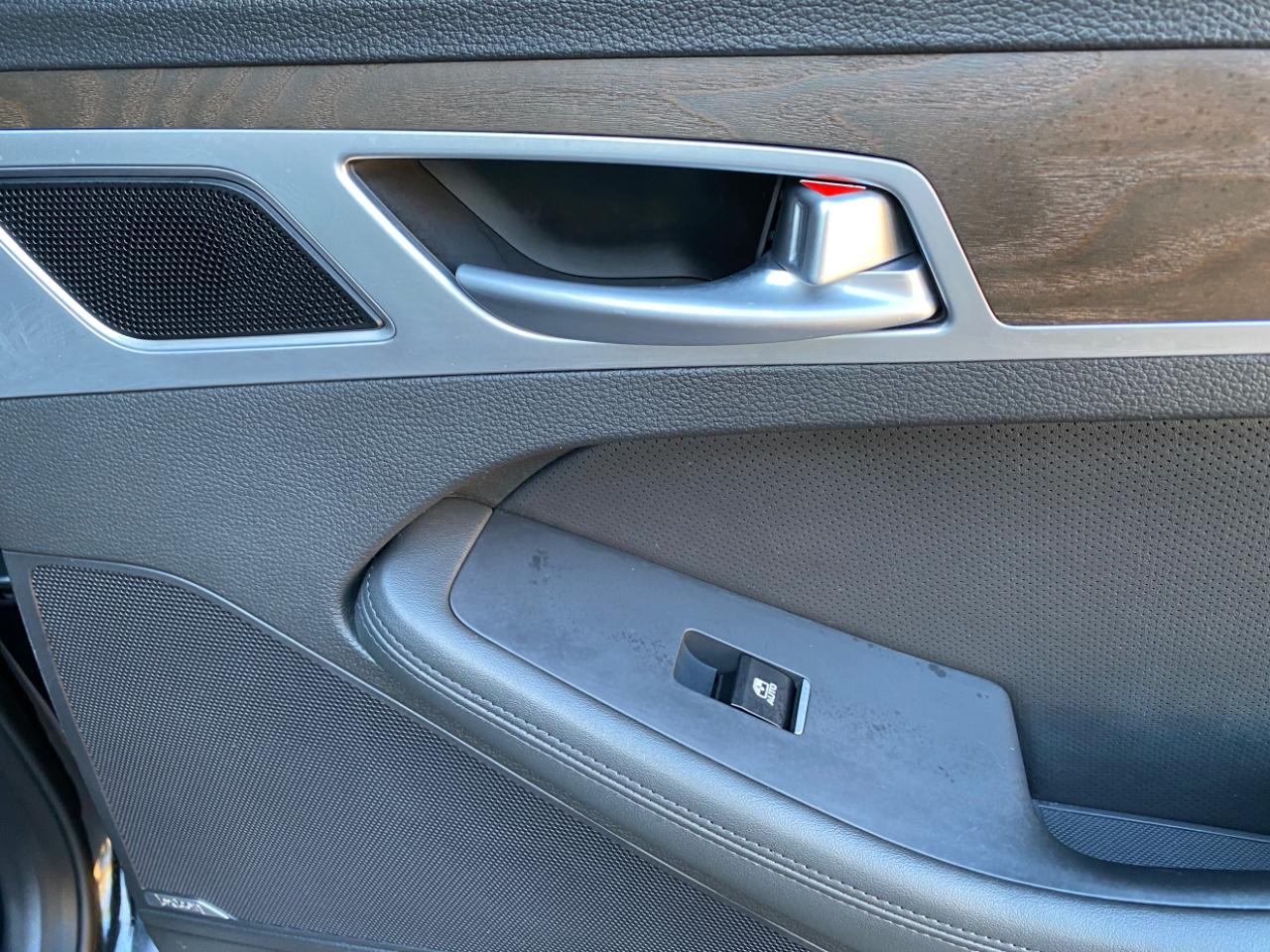 Hyundai Genesis 4dr Sdn V8 5.0L RWD 2015