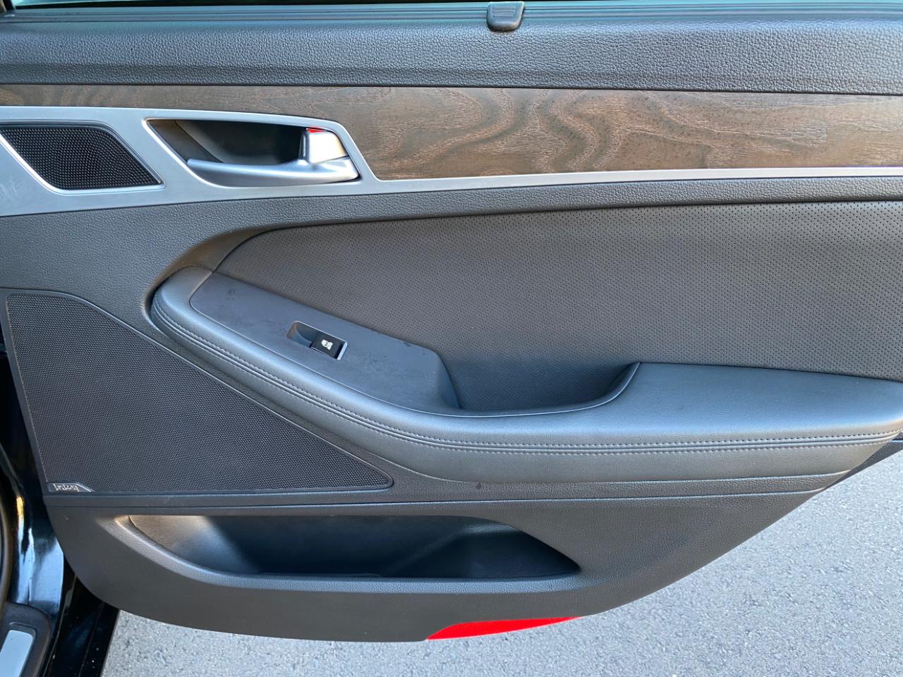 Hyundai Genesis 4dr Sdn V8 5.0L RWD 2015