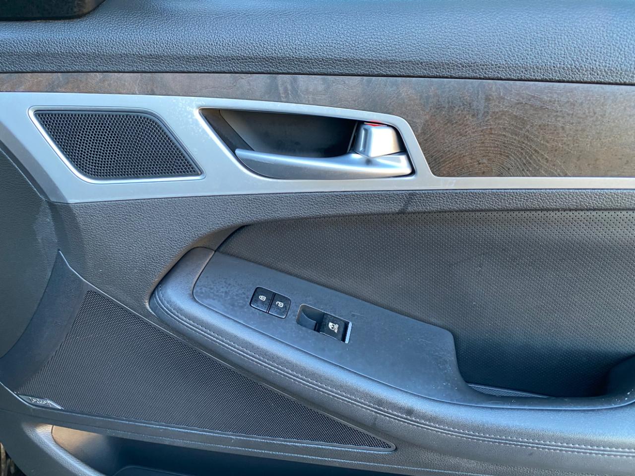 Hyundai Genesis 4dr Sdn V8 5.0L RWD 2015