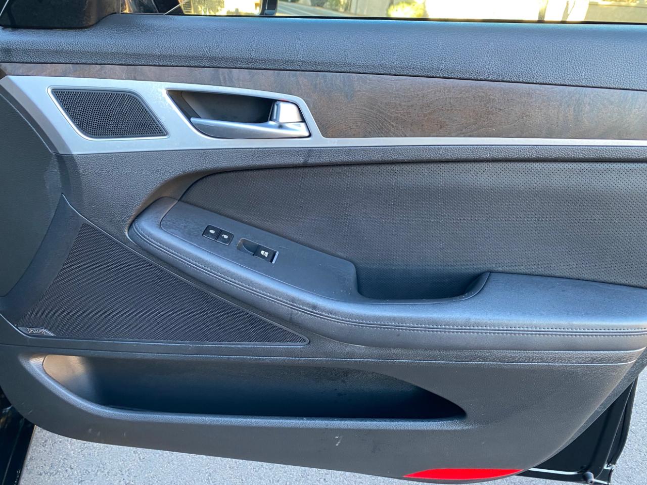 Hyundai Genesis 4dr Sdn V8 5.0L RWD 2015