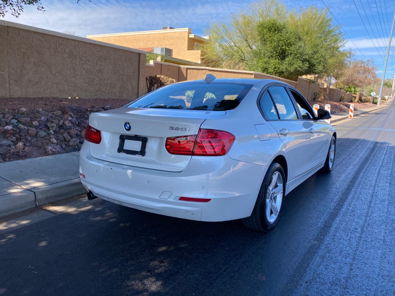 BMW 3 Series 4dr Sdn 320i RWD 2015