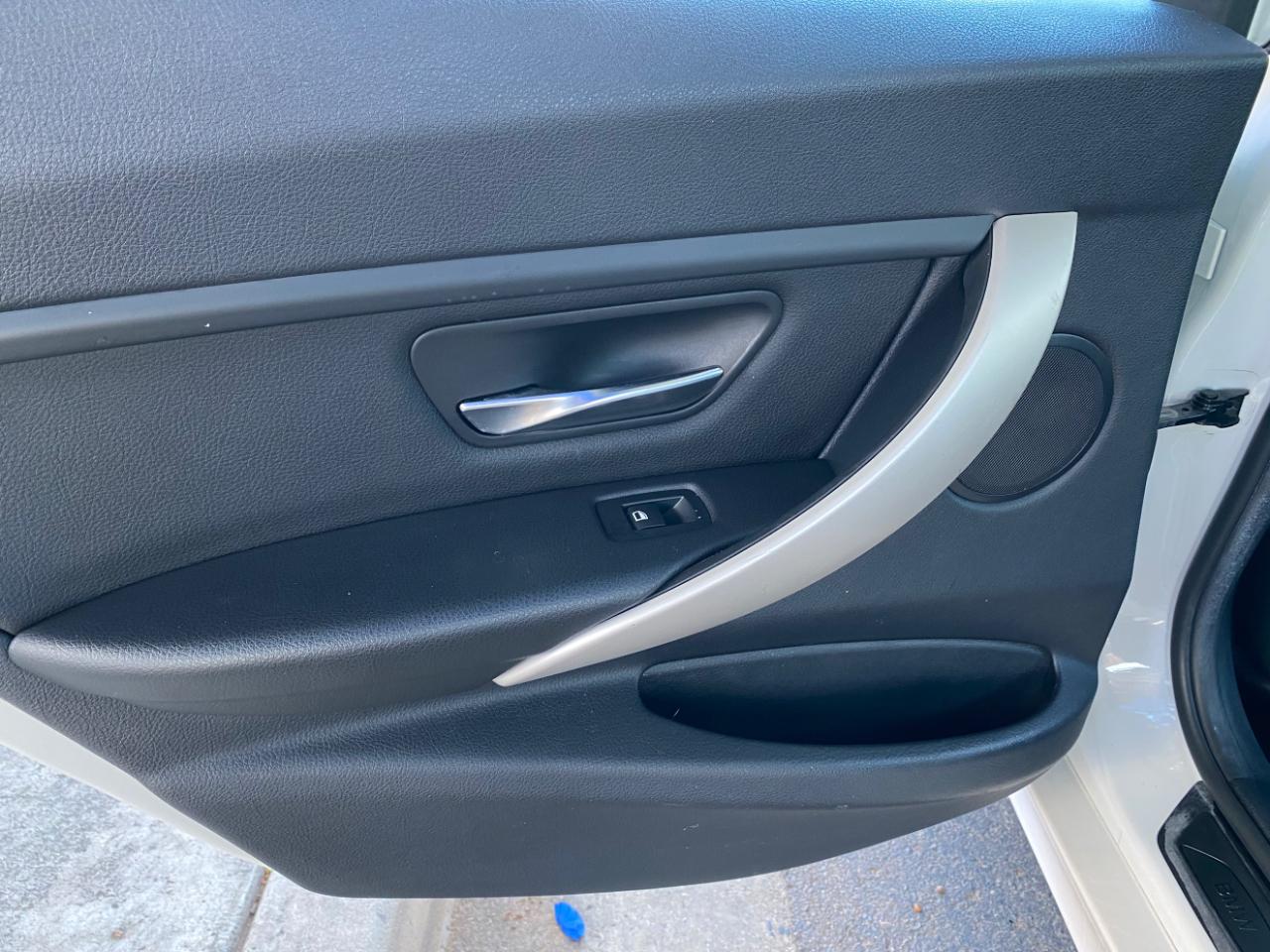 BMW 3 Series 4dr Sdn 320i RWD 2015