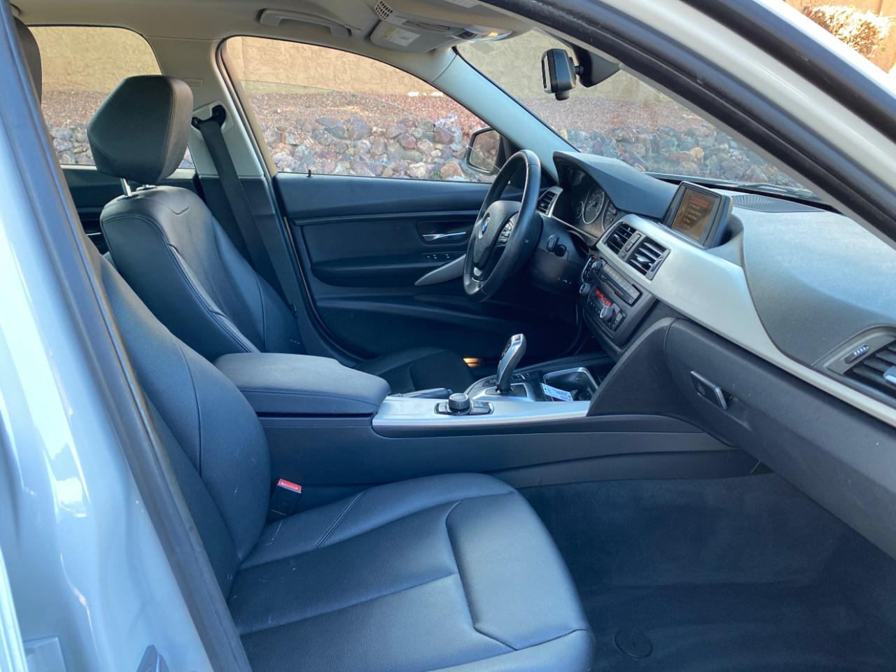 BMW 3 Series 4dr Sdn 320i RWD 2015