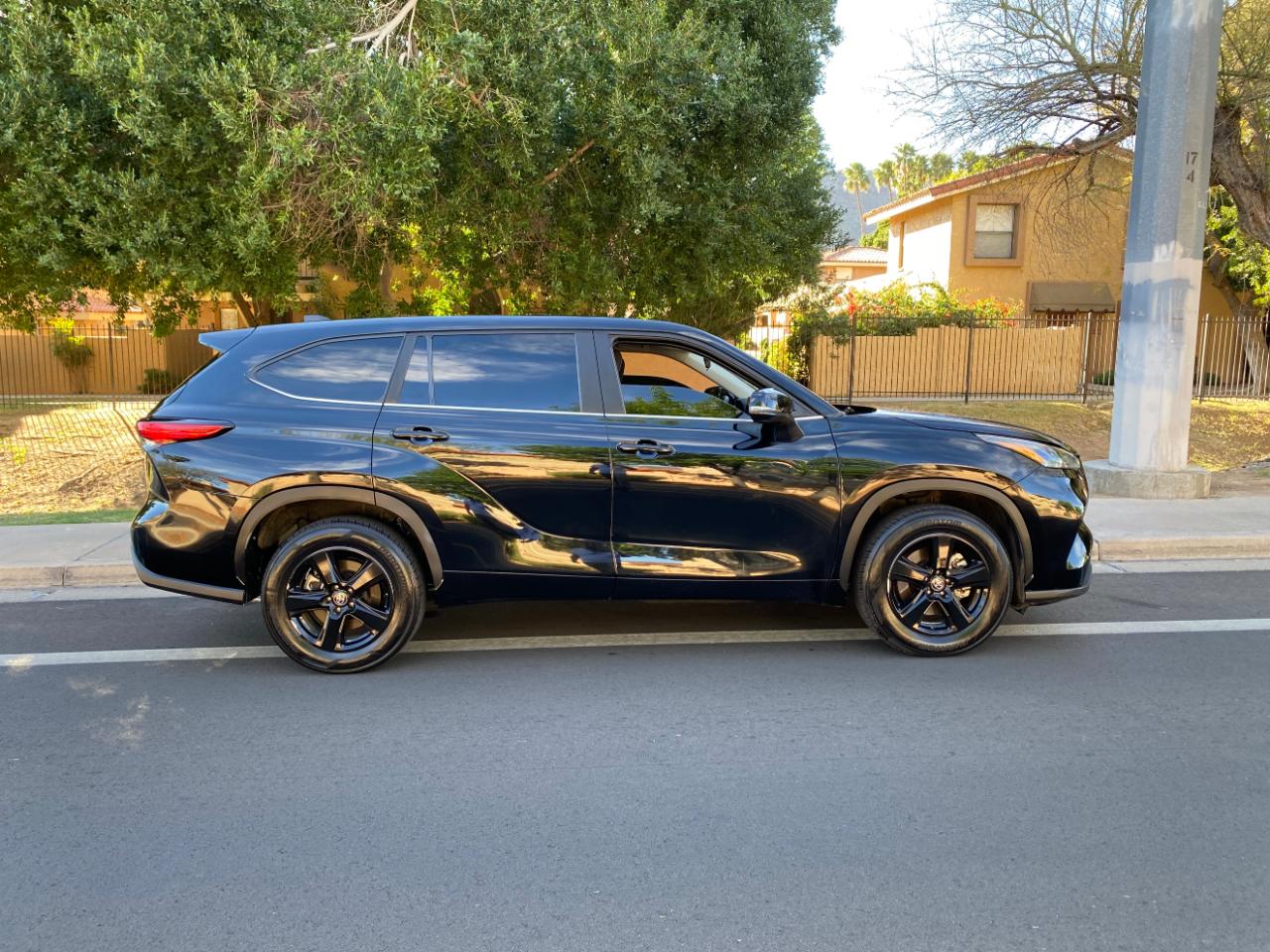 Toyota Highlander LE FWD (Natl) 2023