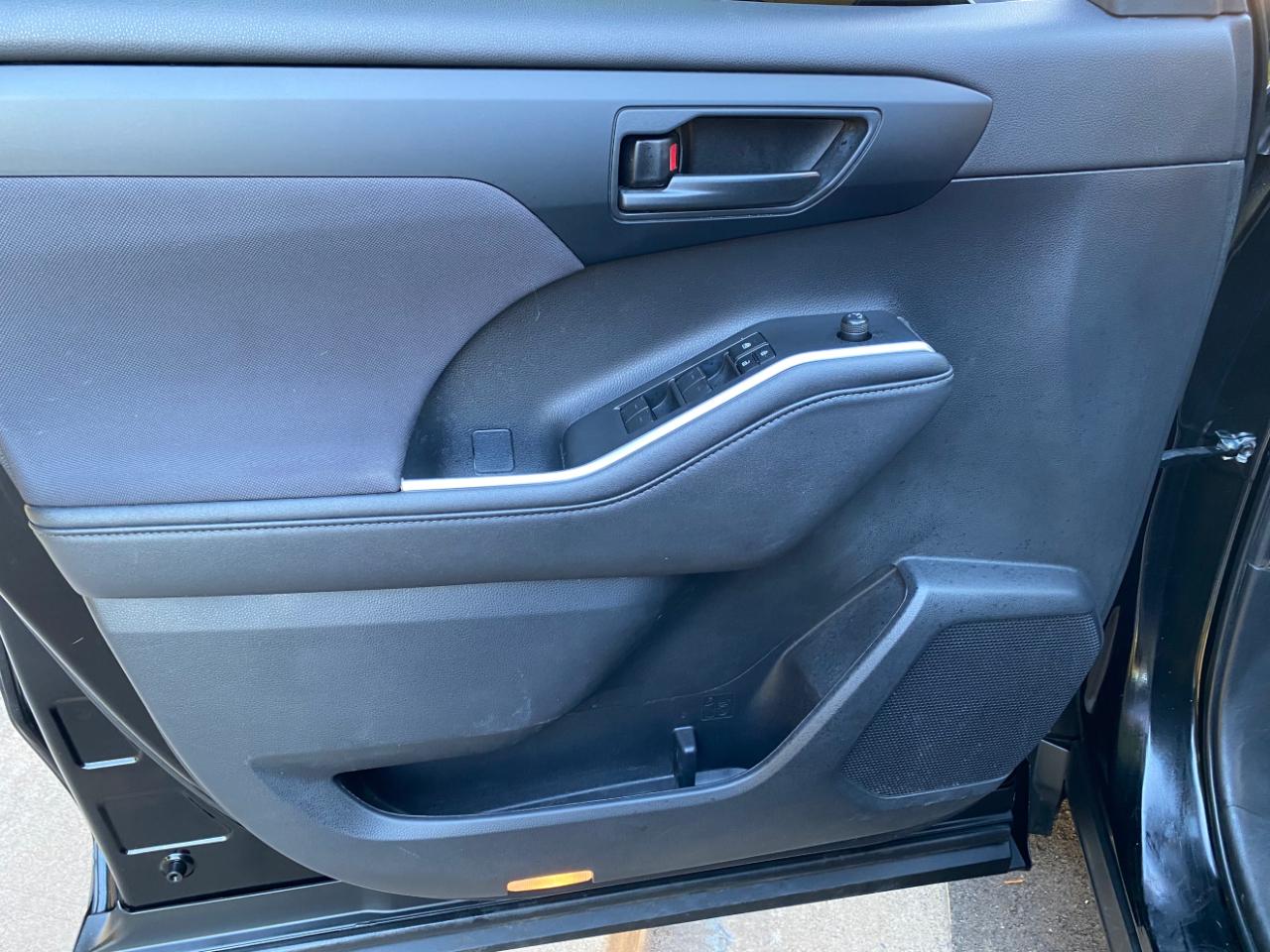 Toyota Highlander LE FWD (Natl) 2023