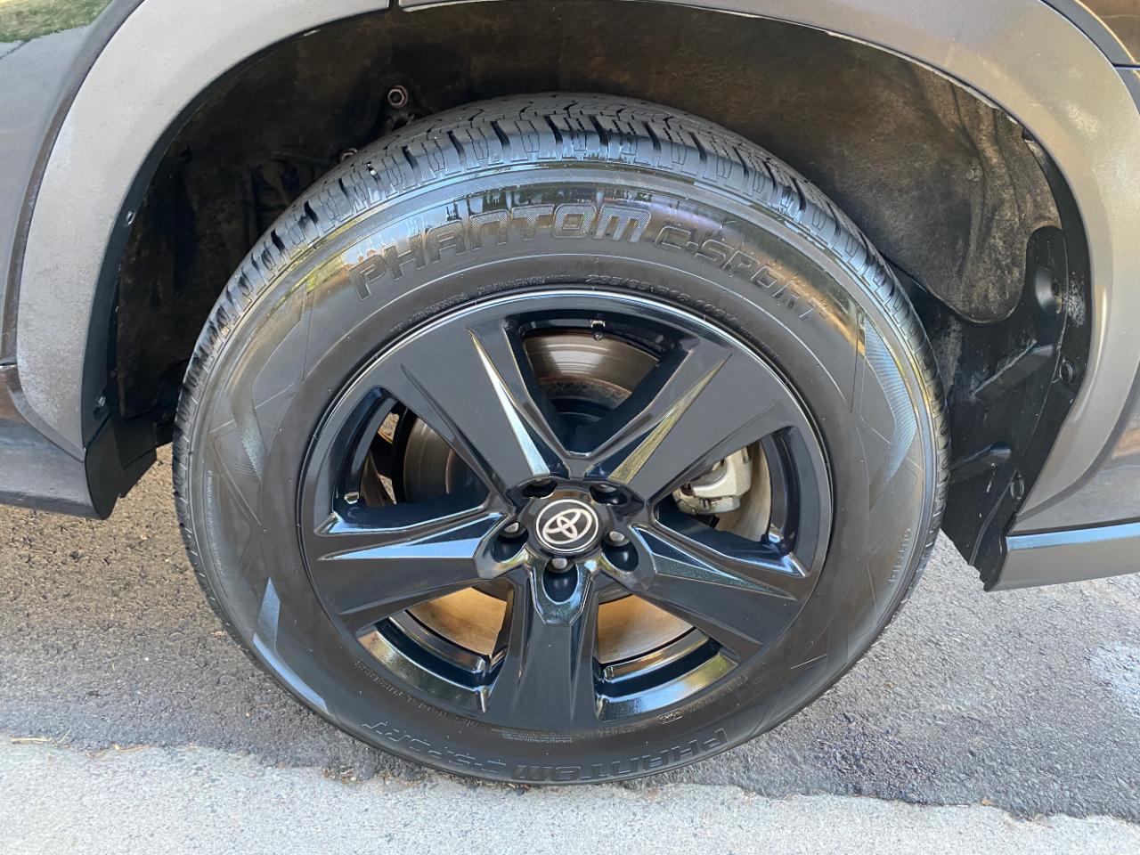 Toyota Highlander LE FWD (Natl) 2023