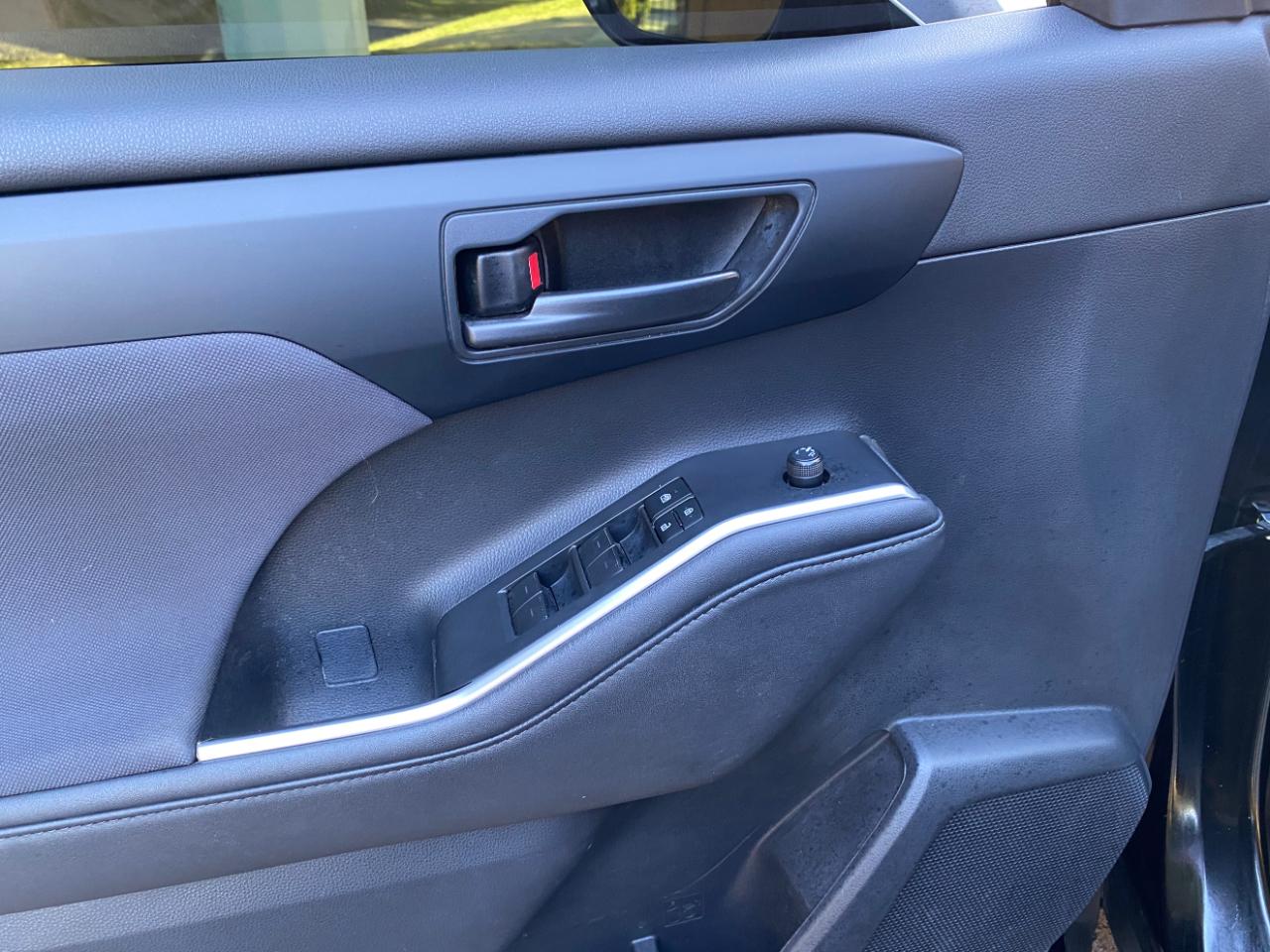 Toyota Highlander LE FWD (Natl) 2023