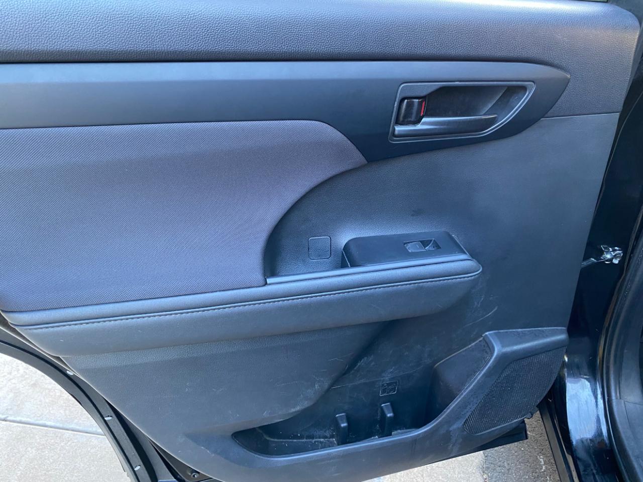 Toyota Highlander LE FWD (Natl) 2023