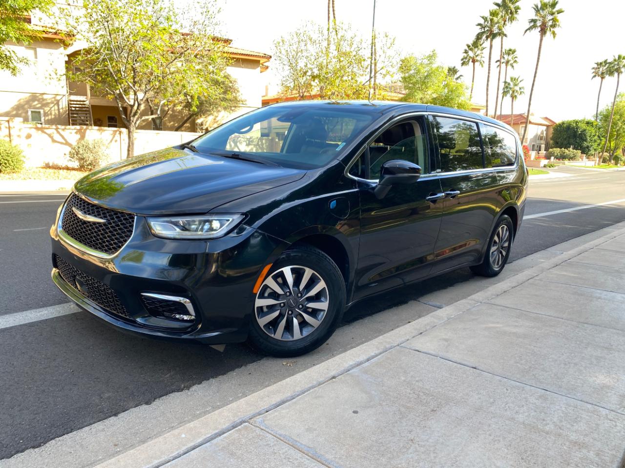Chrysler Pacifica Hybrid Touring L FWD 2023