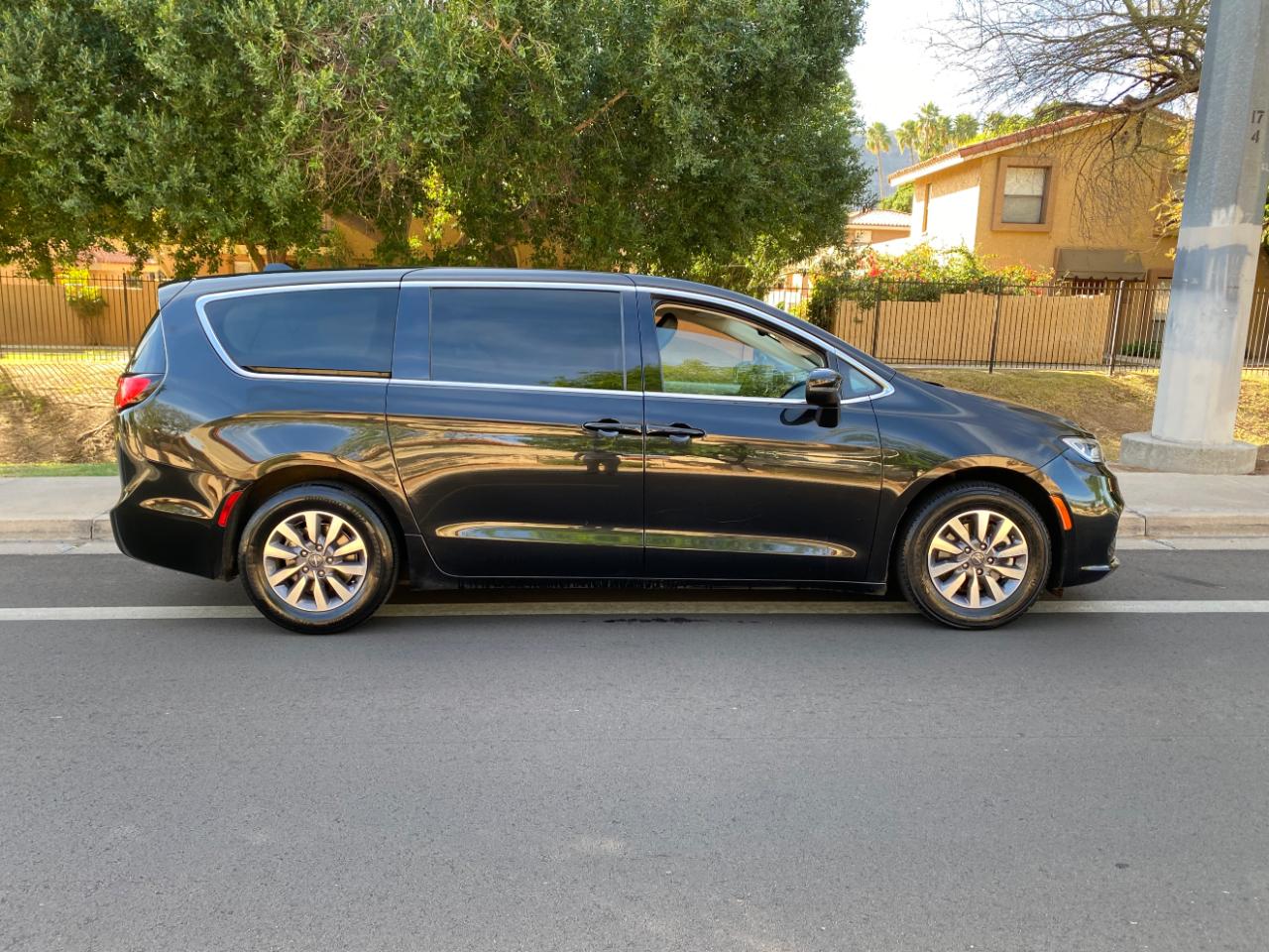 Chrysler Pacifica Hybrid Touring L FWD 2023