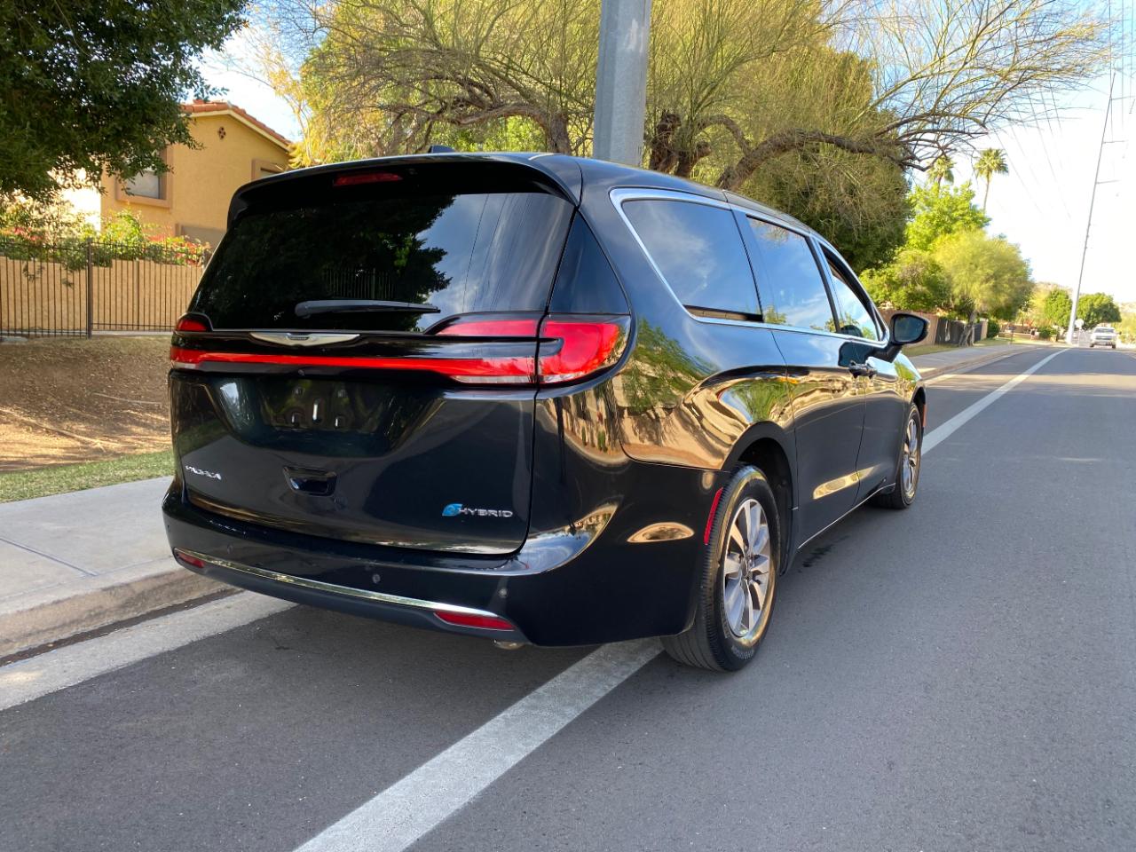 Chrysler Pacifica Hybrid Touring L FWD 2023
