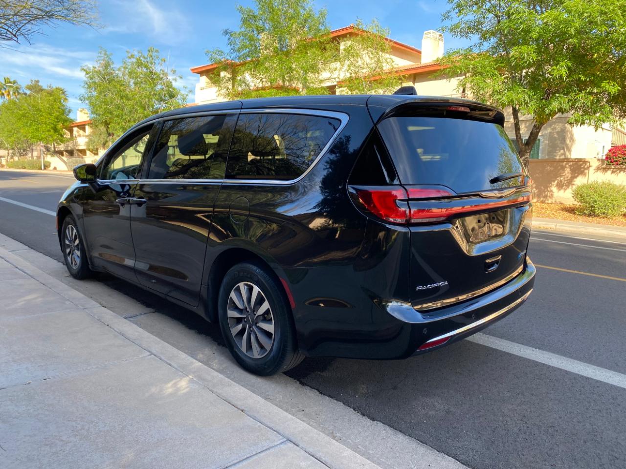 Chrysler Pacifica Hybrid Touring L FWD 2023