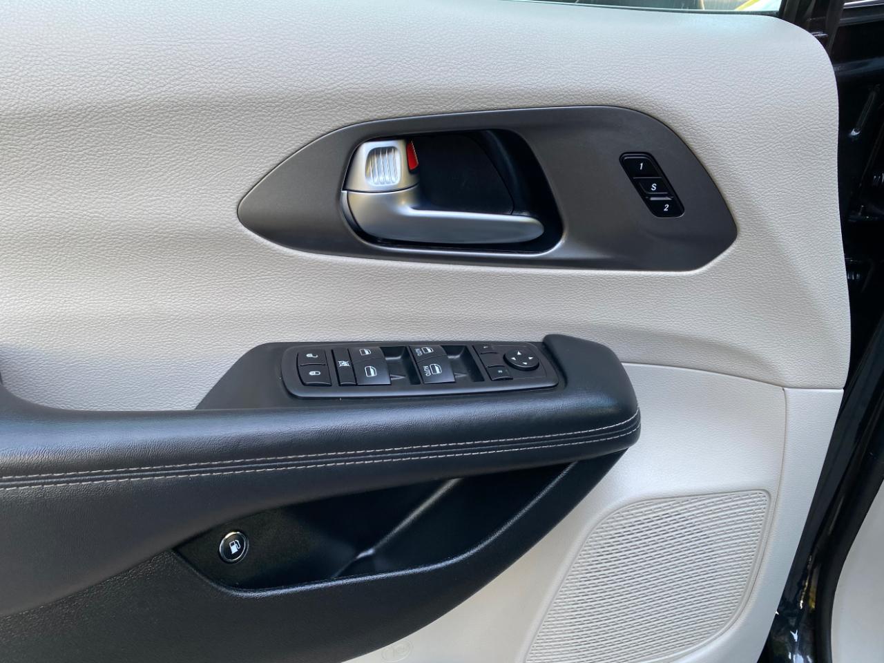 Chrysler Pacifica Hybrid Touring L FWD 2023