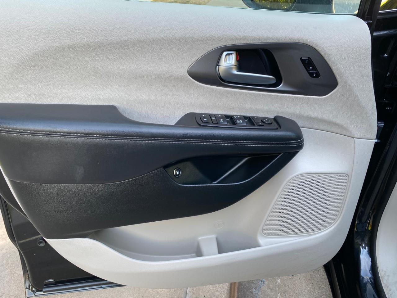 Chrysler Pacifica Hybrid Touring L FWD 2023