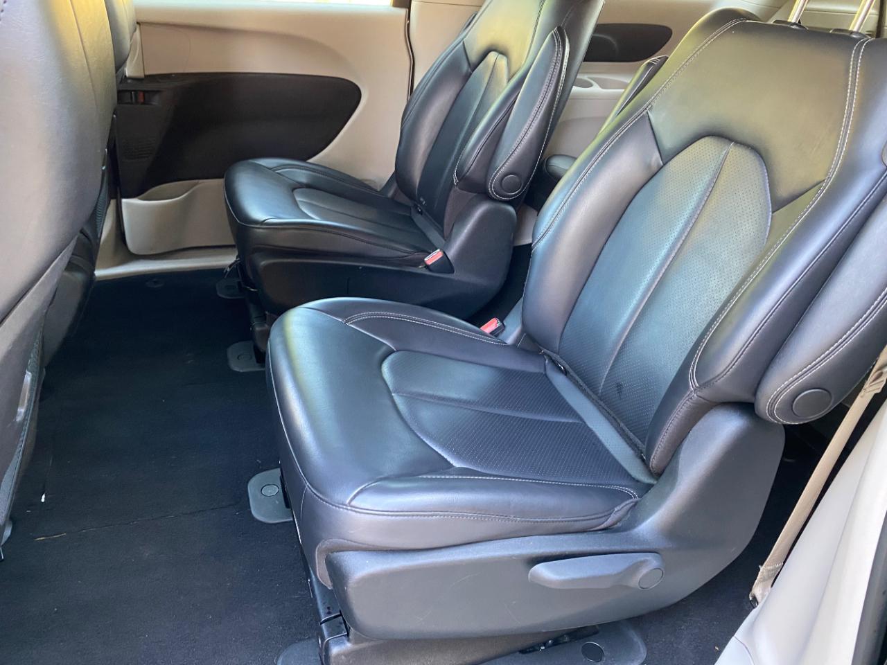 Chrysler Pacifica Hybrid Touring L FWD 2023