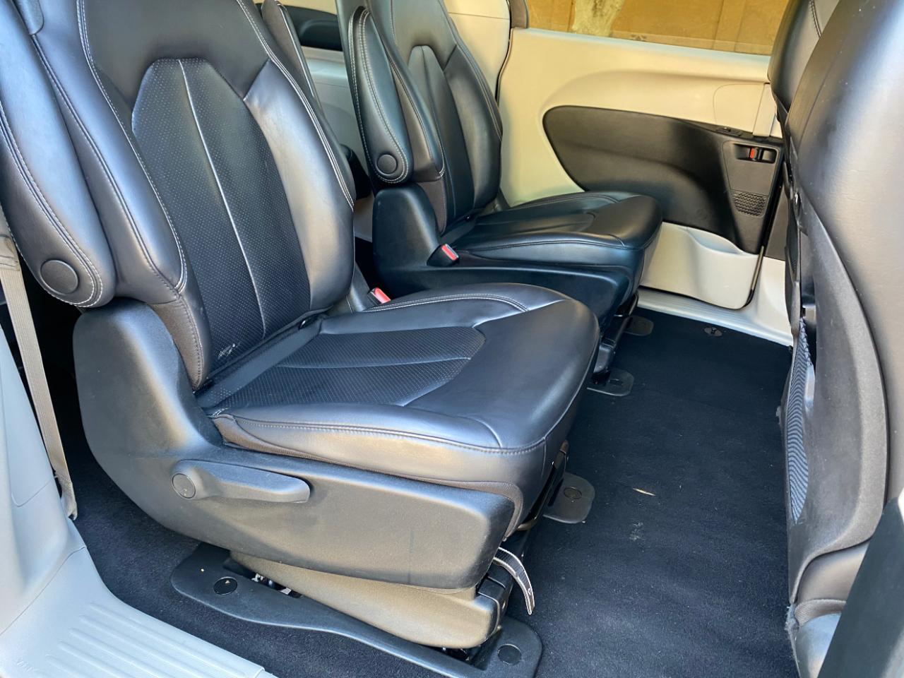 Chrysler Pacifica Hybrid Touring L FWD 2023