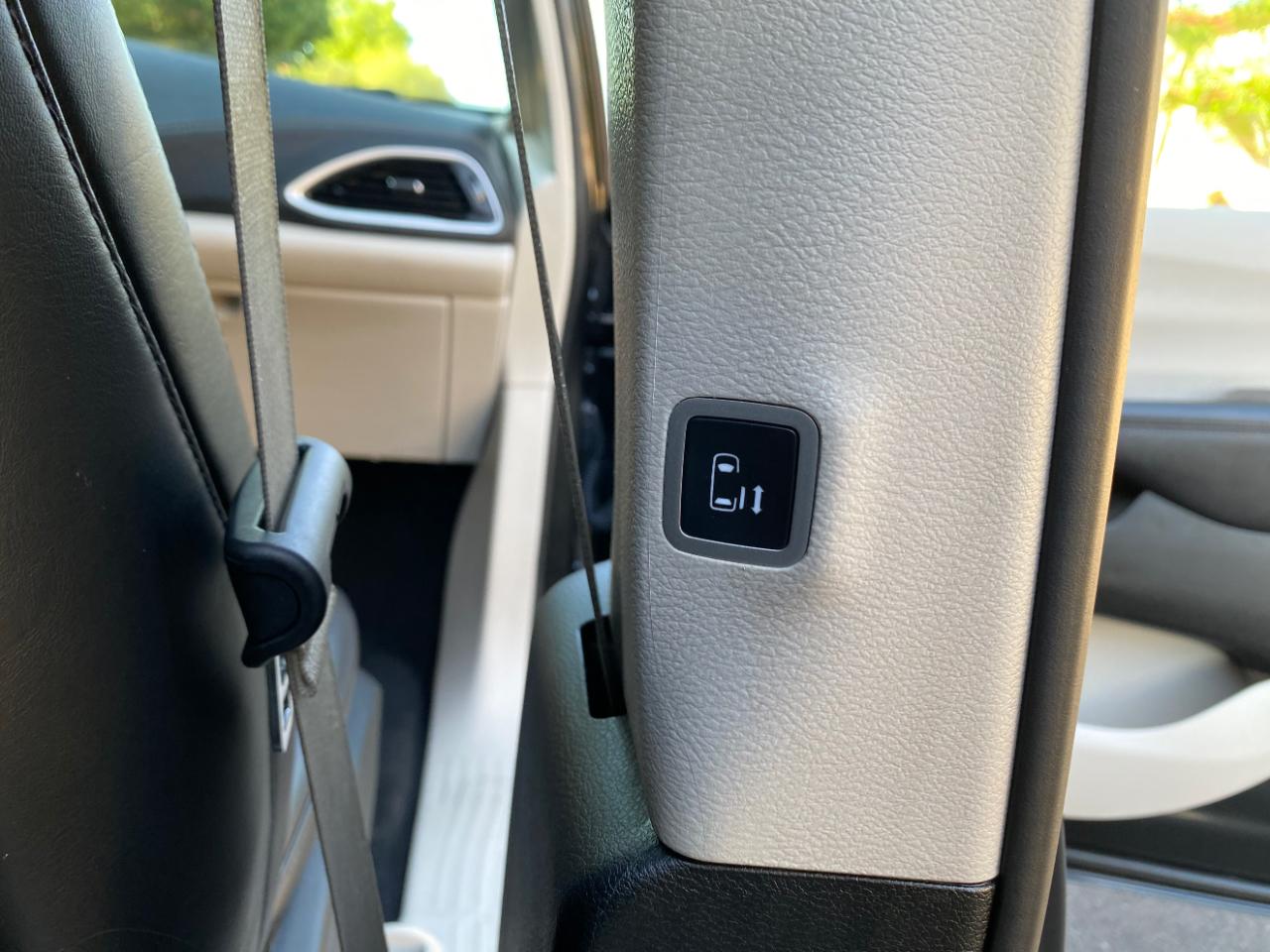 Chrysler Pacifica Hybrid Touring L FWD 2023