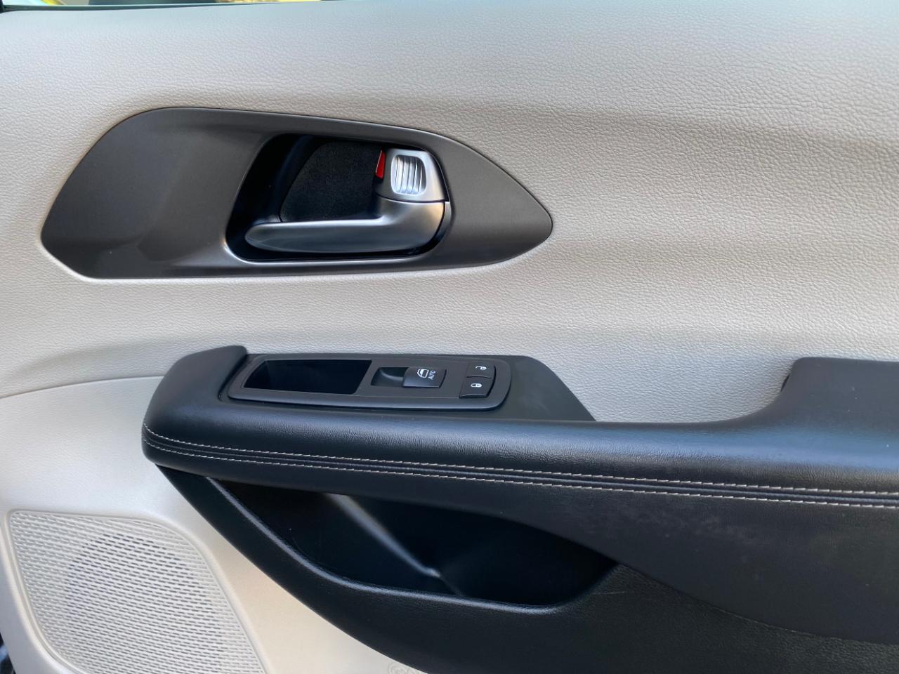 Chrysler Pacifica Hybrid Touring L FWD 2023