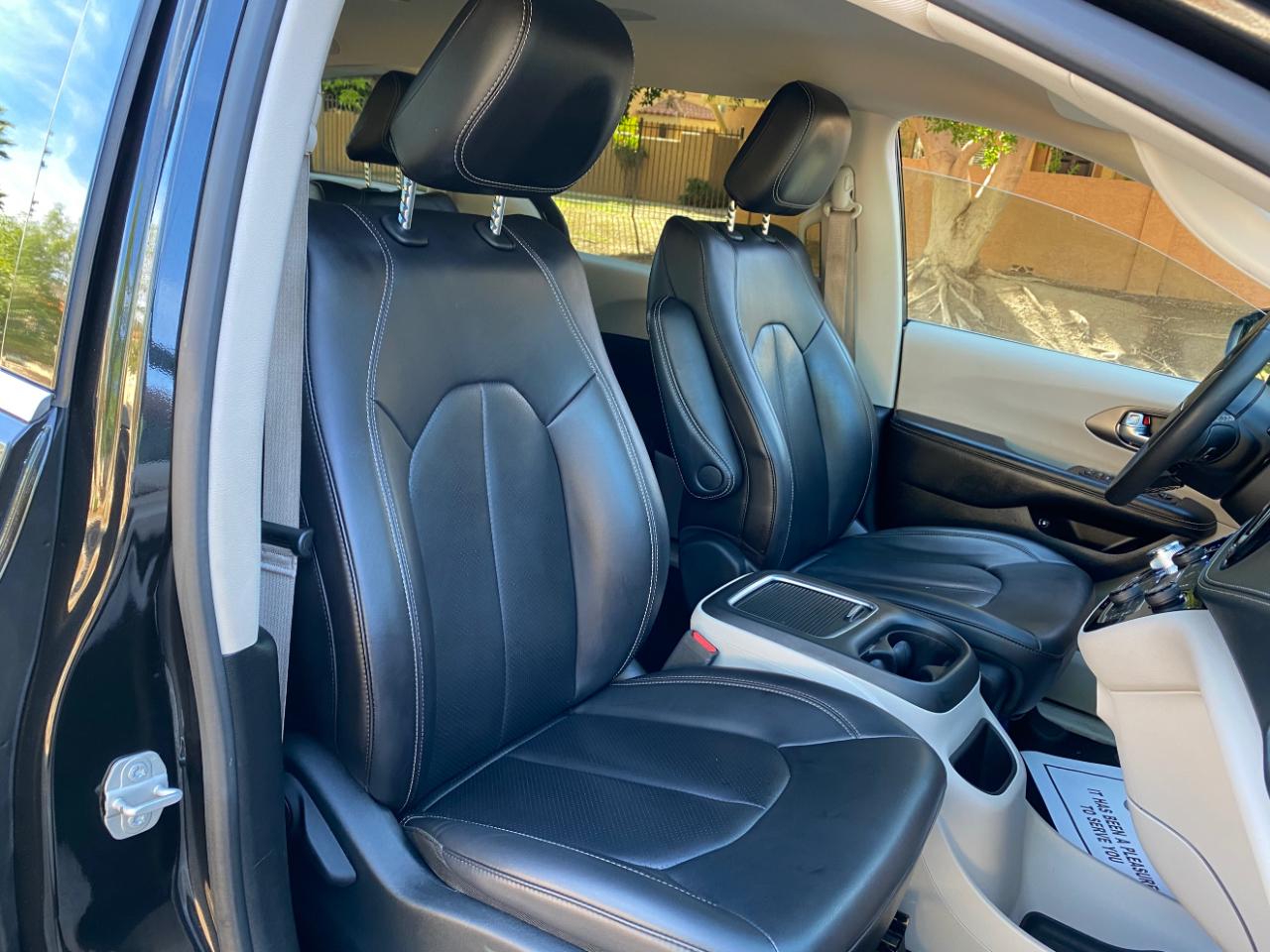 Chrysler Pacifica Hybrid Touring L FWD 2023