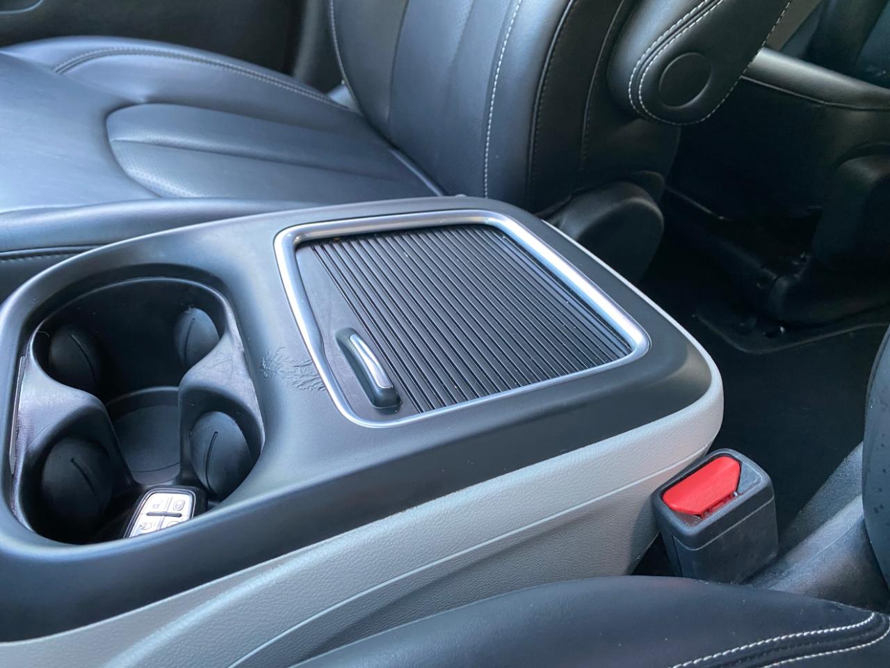 Chrysler Pacifica Hybrid Touring L FWD 2023