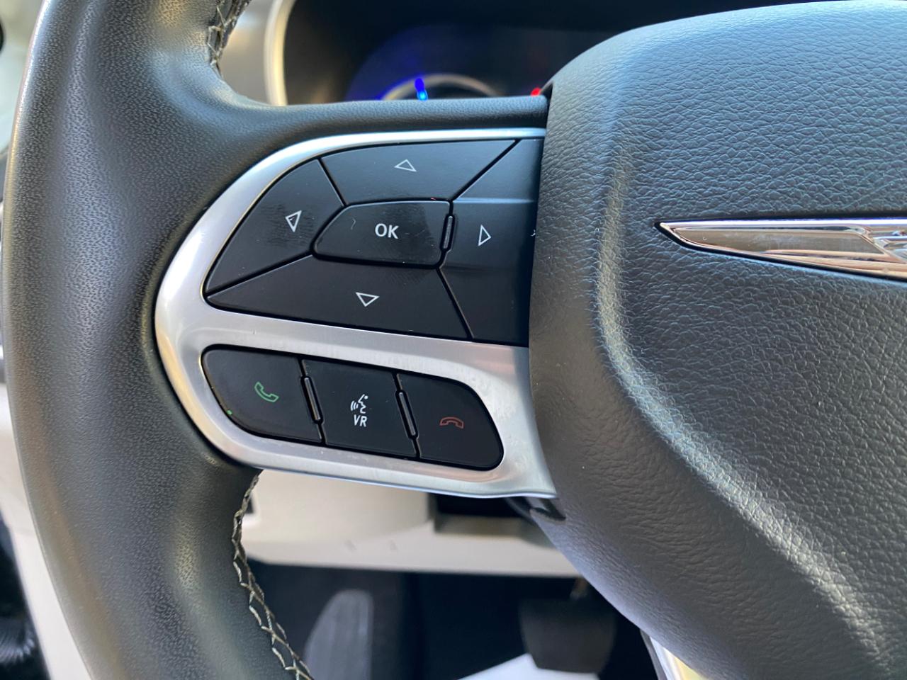 Chrysler Pacifica Hybrid Touring L FWD 2023