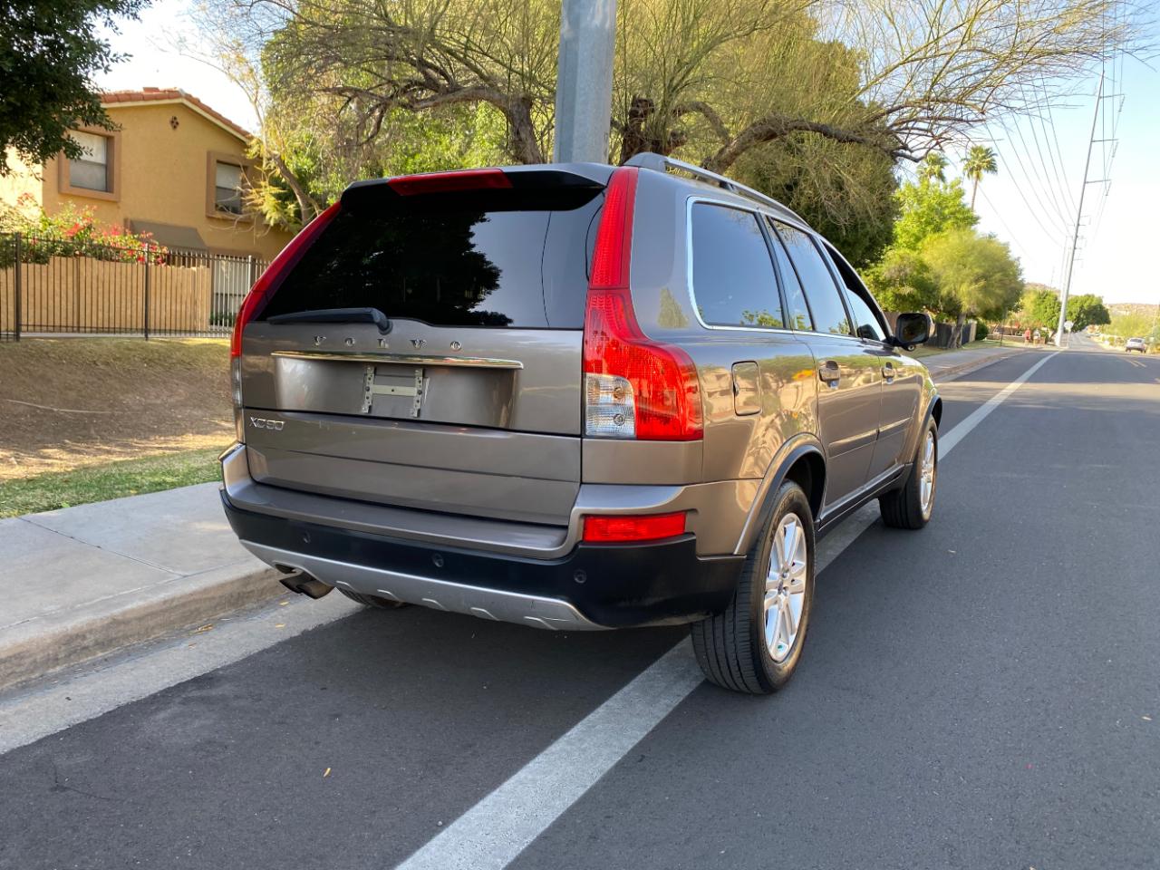 Volvo XC90 FWD 4dr I6 2011