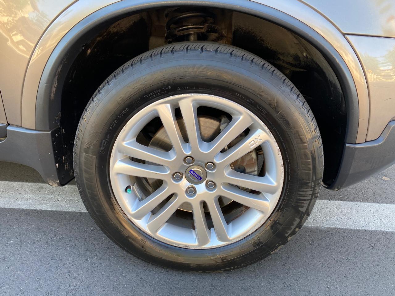 Volvo XC90 FWD 4dr I6 2011