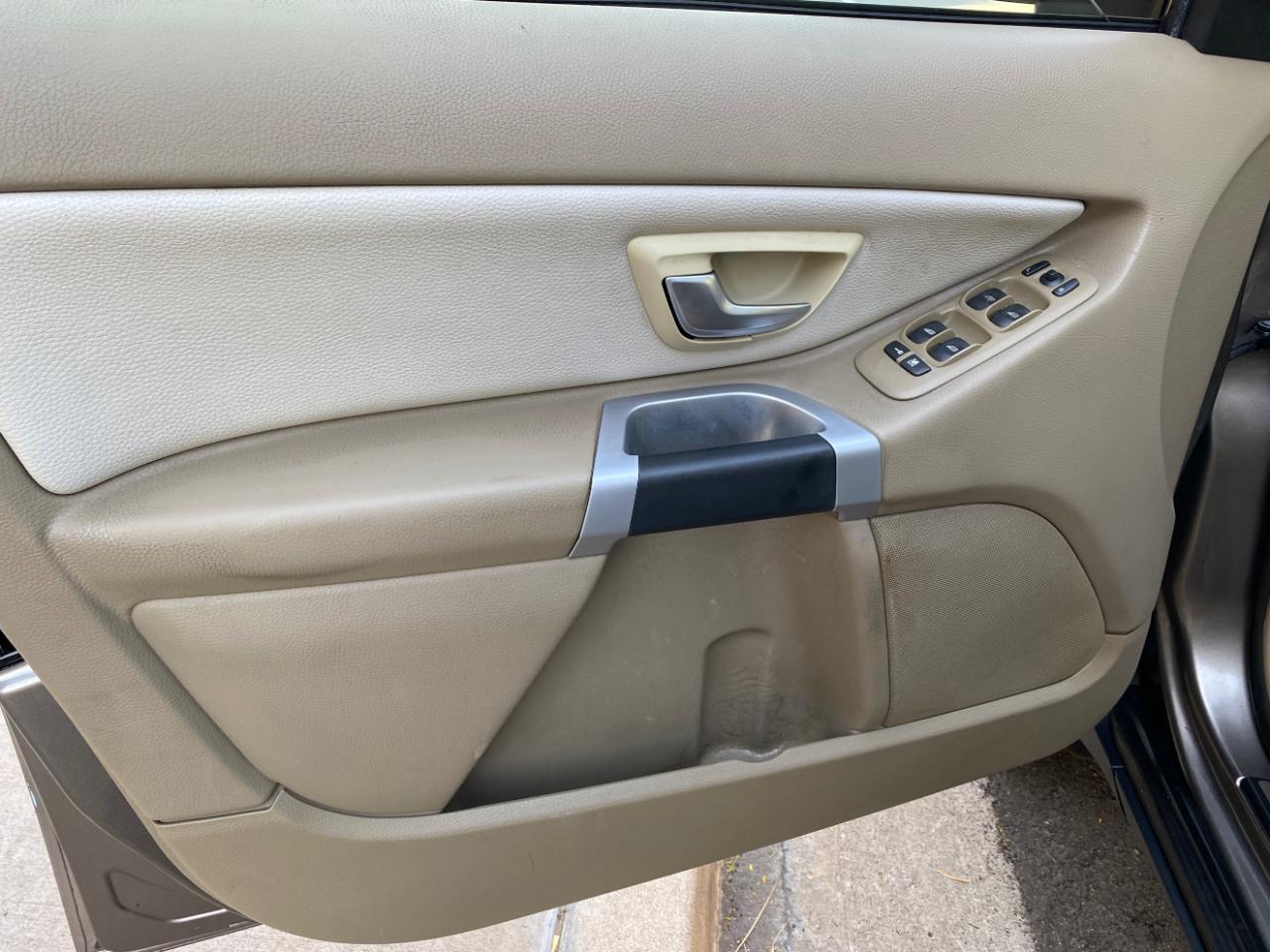 Volvo XC90 FWD 4dr I6 2011