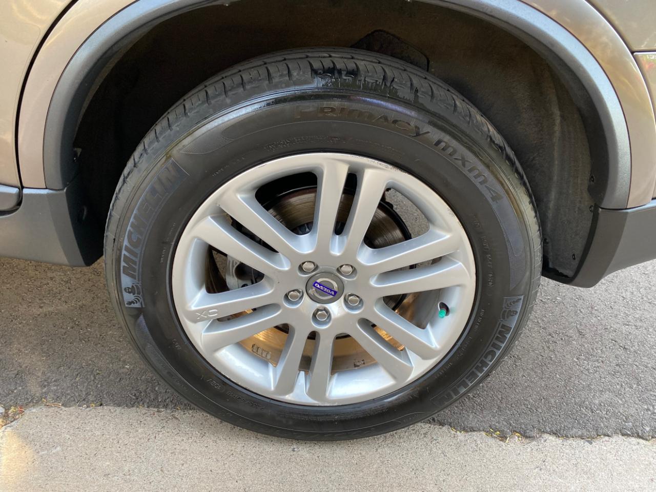 Volvo XC90 FWD 4dr I6 2011