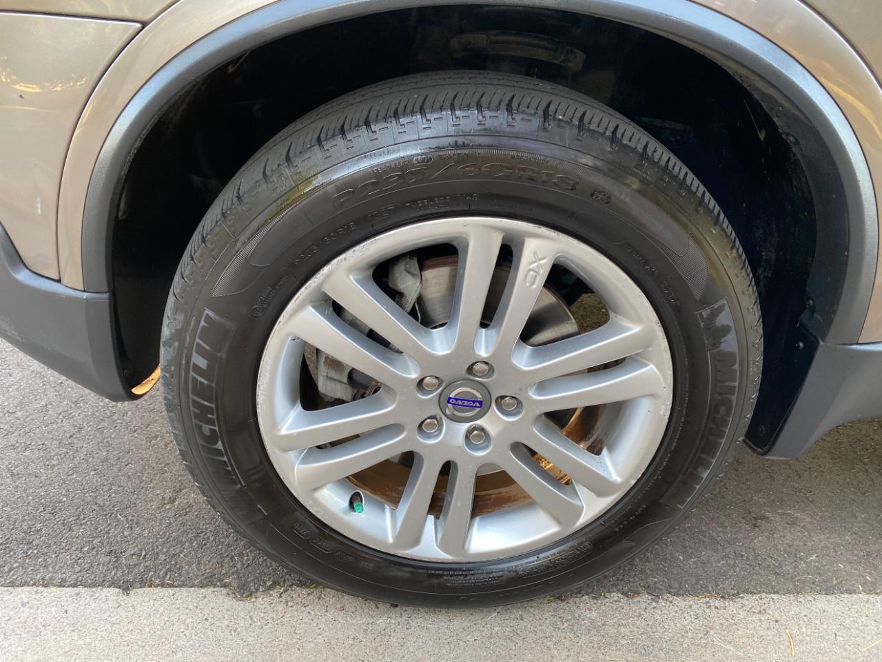 Volvo XC90 FWD 4dr I6 2011