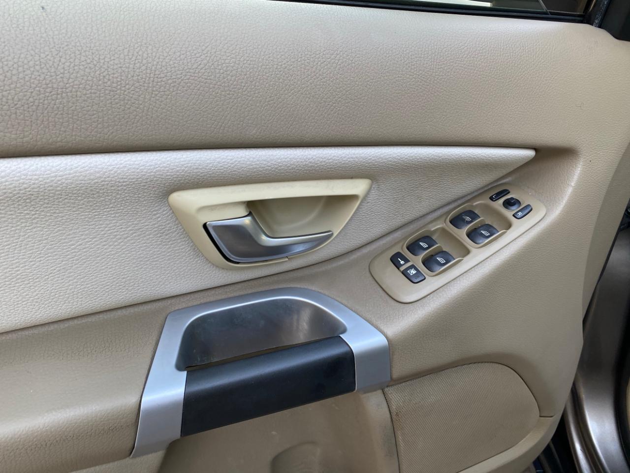 Volvo XC90 FWD 4dr I6 2011