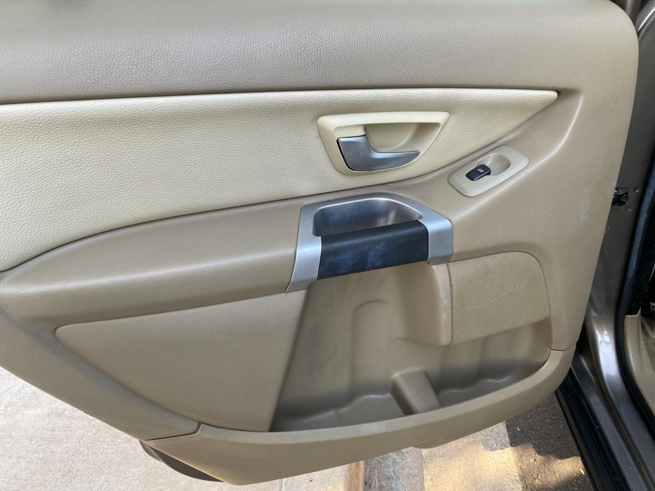 Volvo XC90 FWD 4dr I6 2011