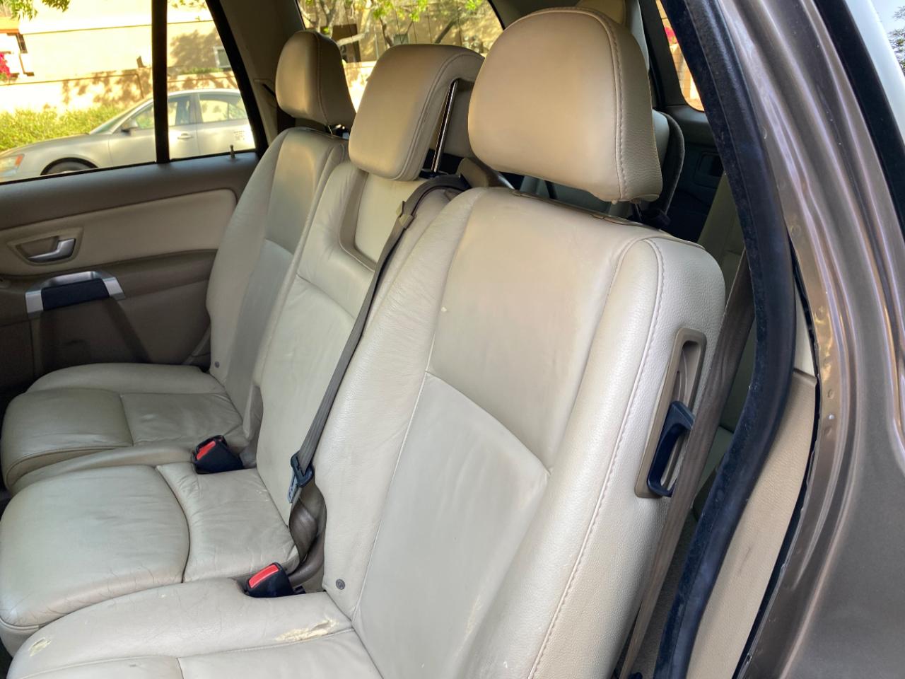 Volvo XC90 FWD 4dr I6 2011