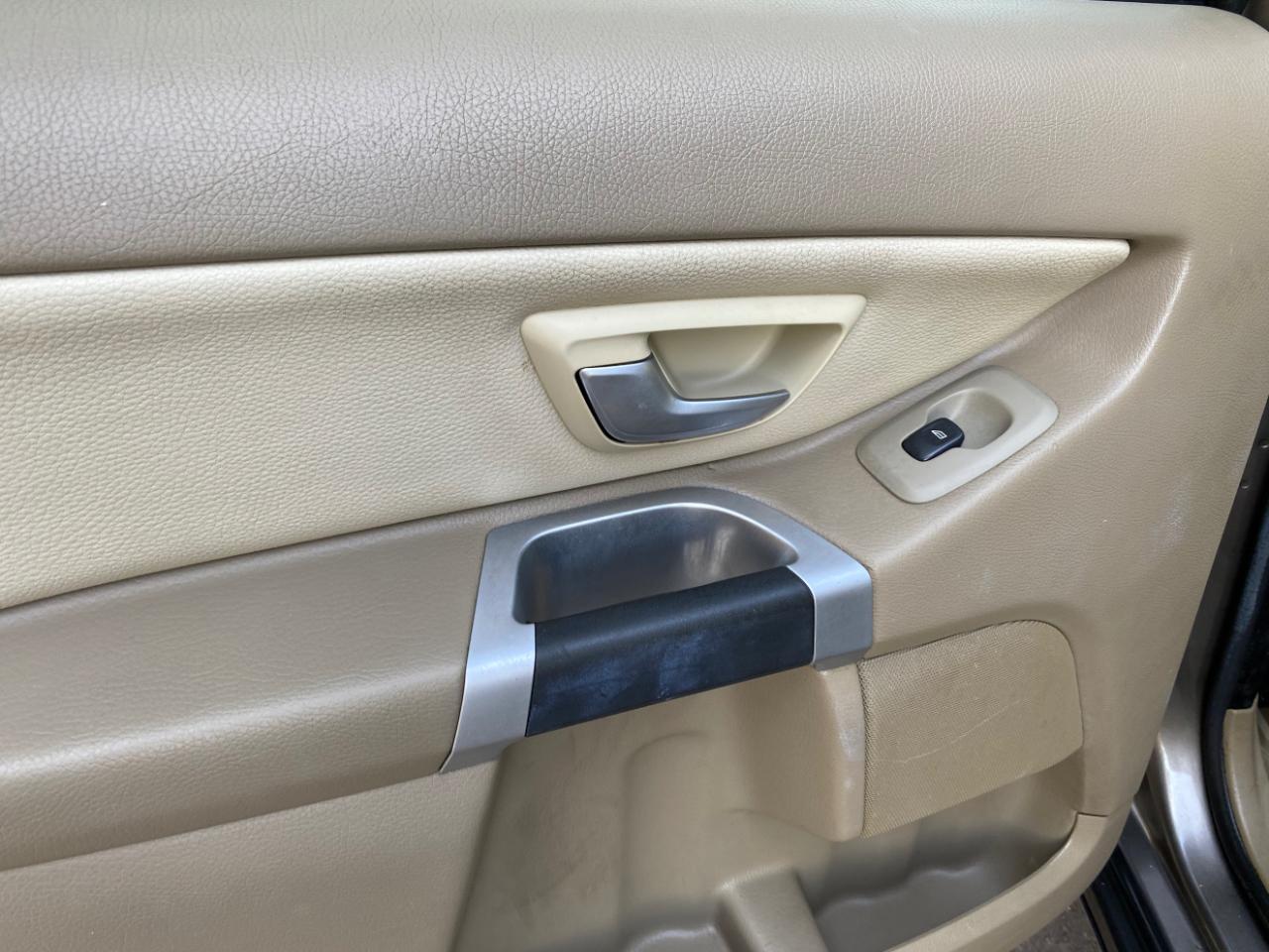 Volvo XC90 FWD 4dr I6 2011