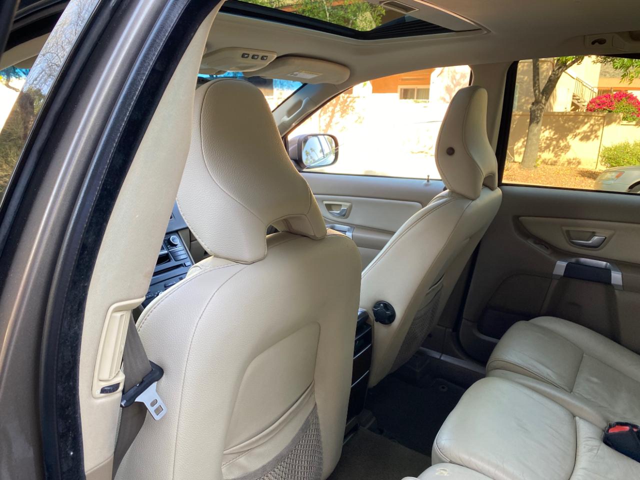 Volvo XC90 FWD 4dr I6 2011