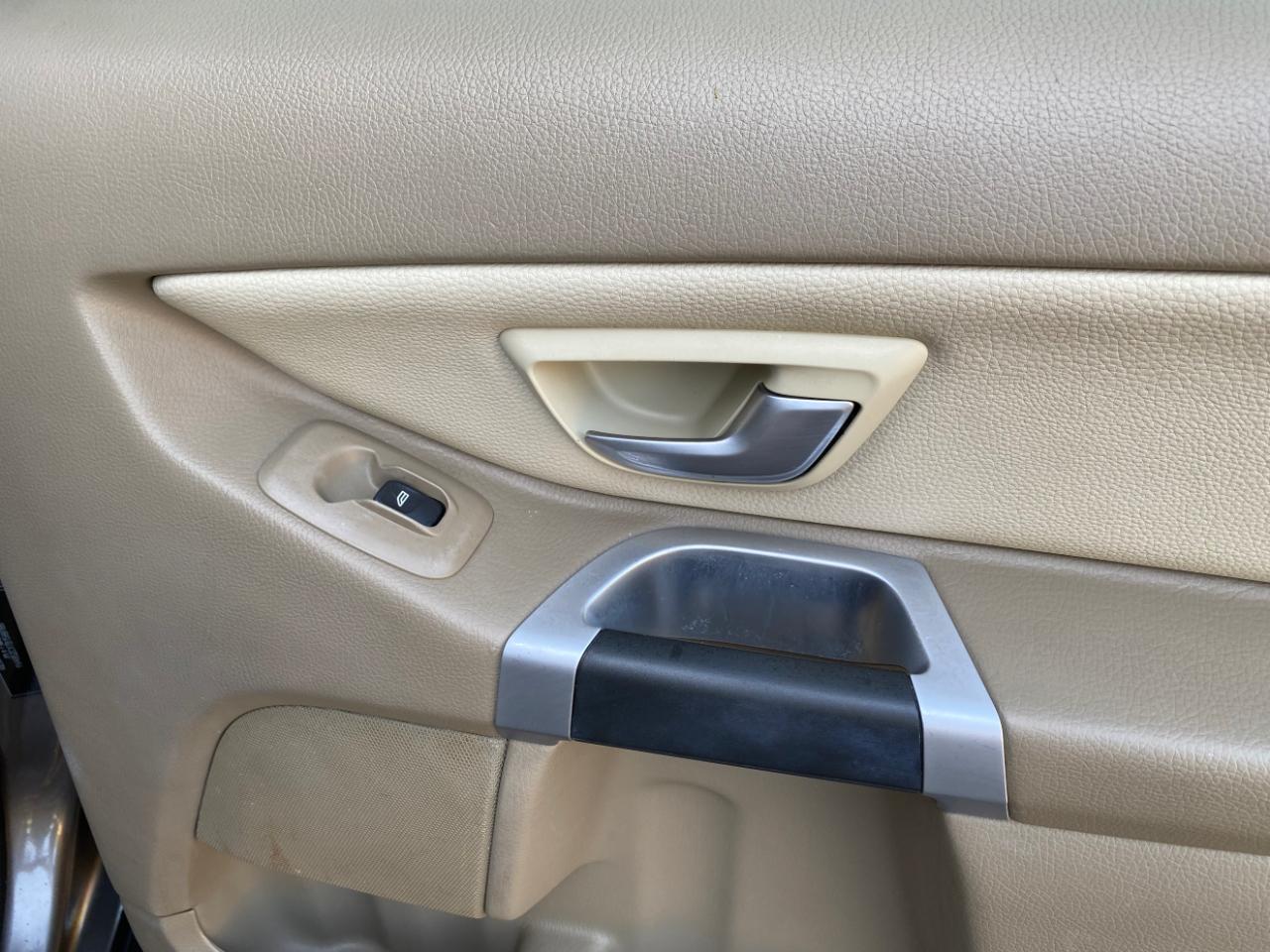 Volvo XC90 FWD 4dr I6 2011