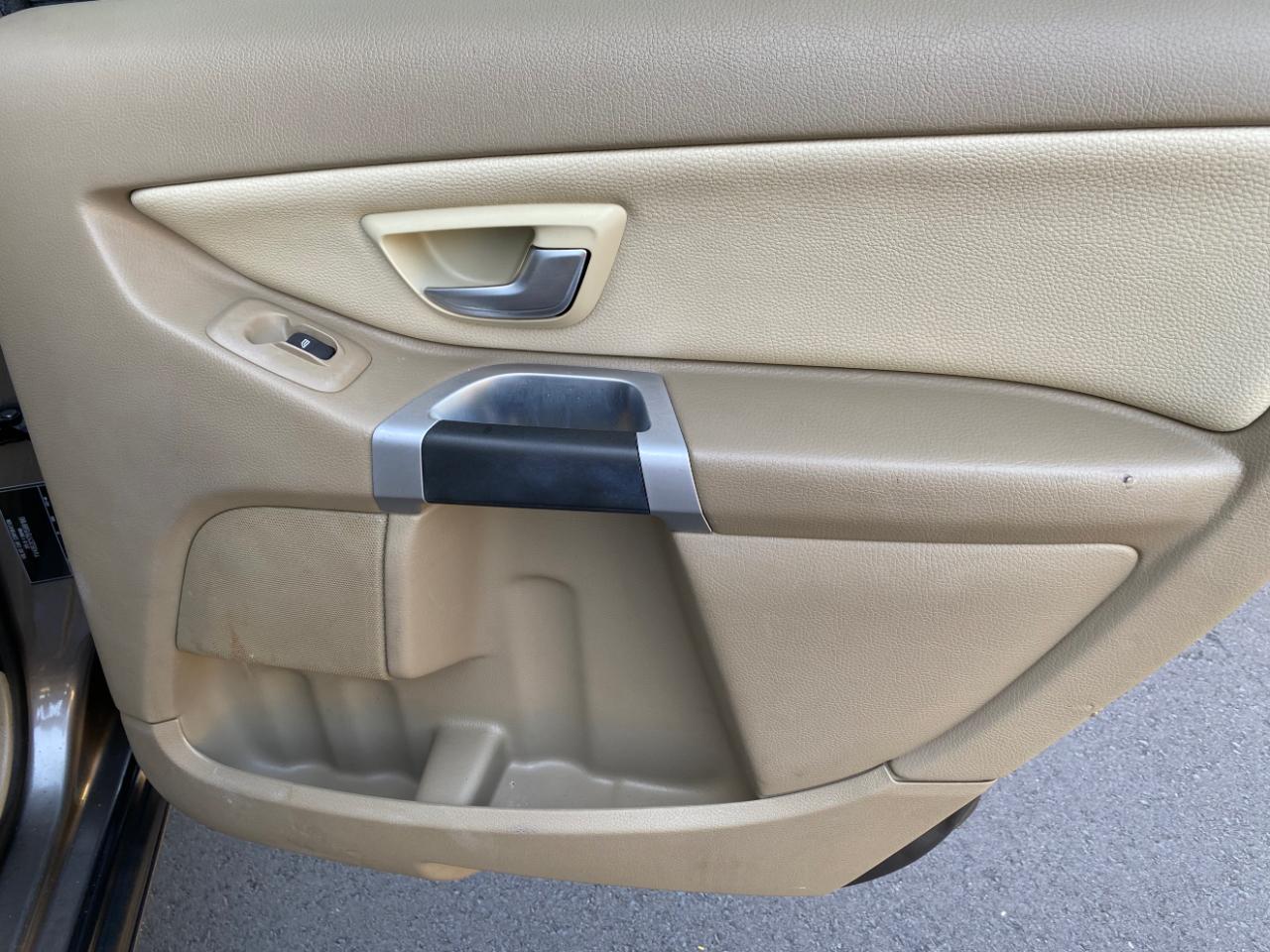 Volvo XC90 FWD 4dr I6 2011