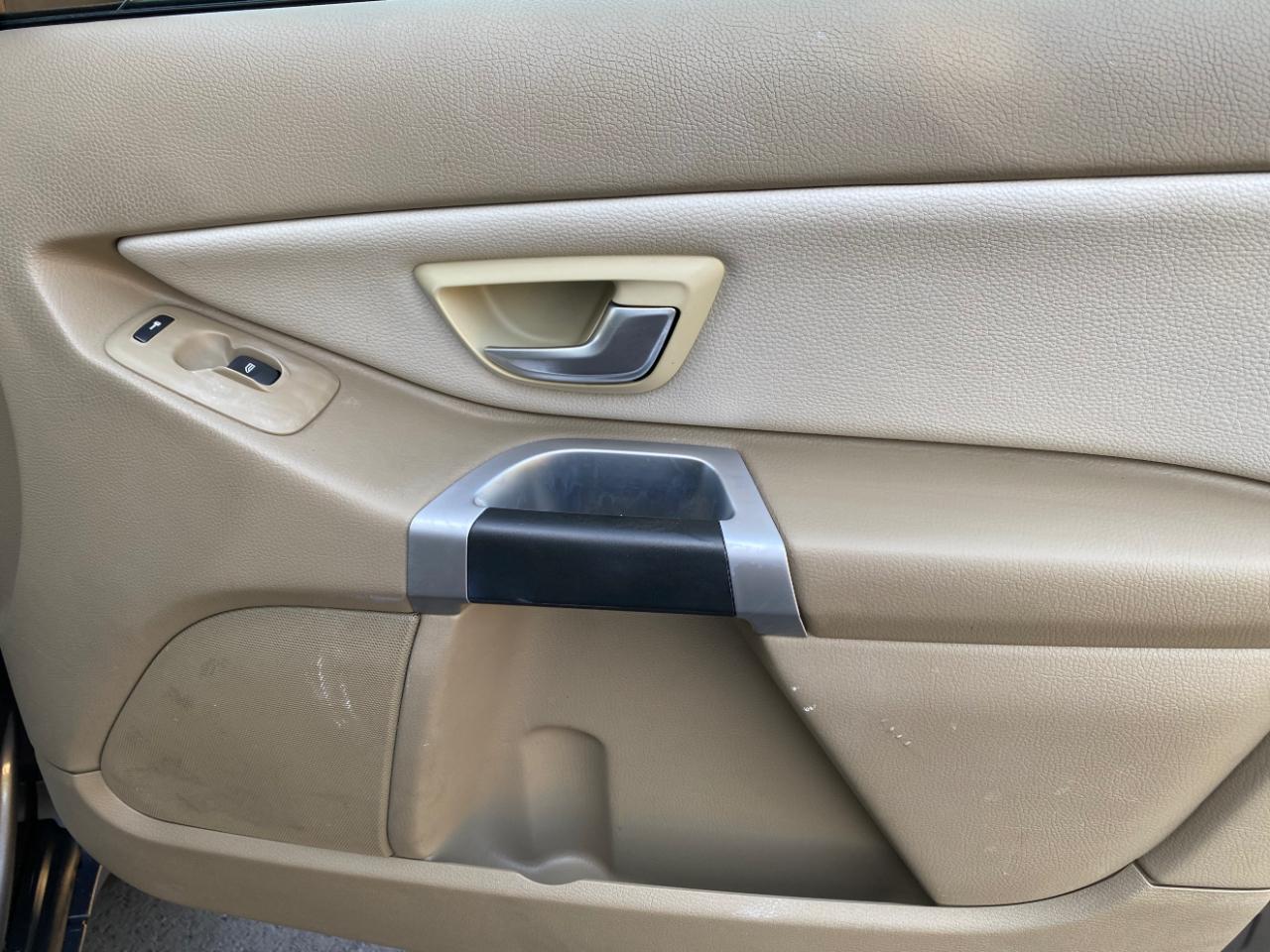 Volvo XC90 FWD 4dr I6 2011