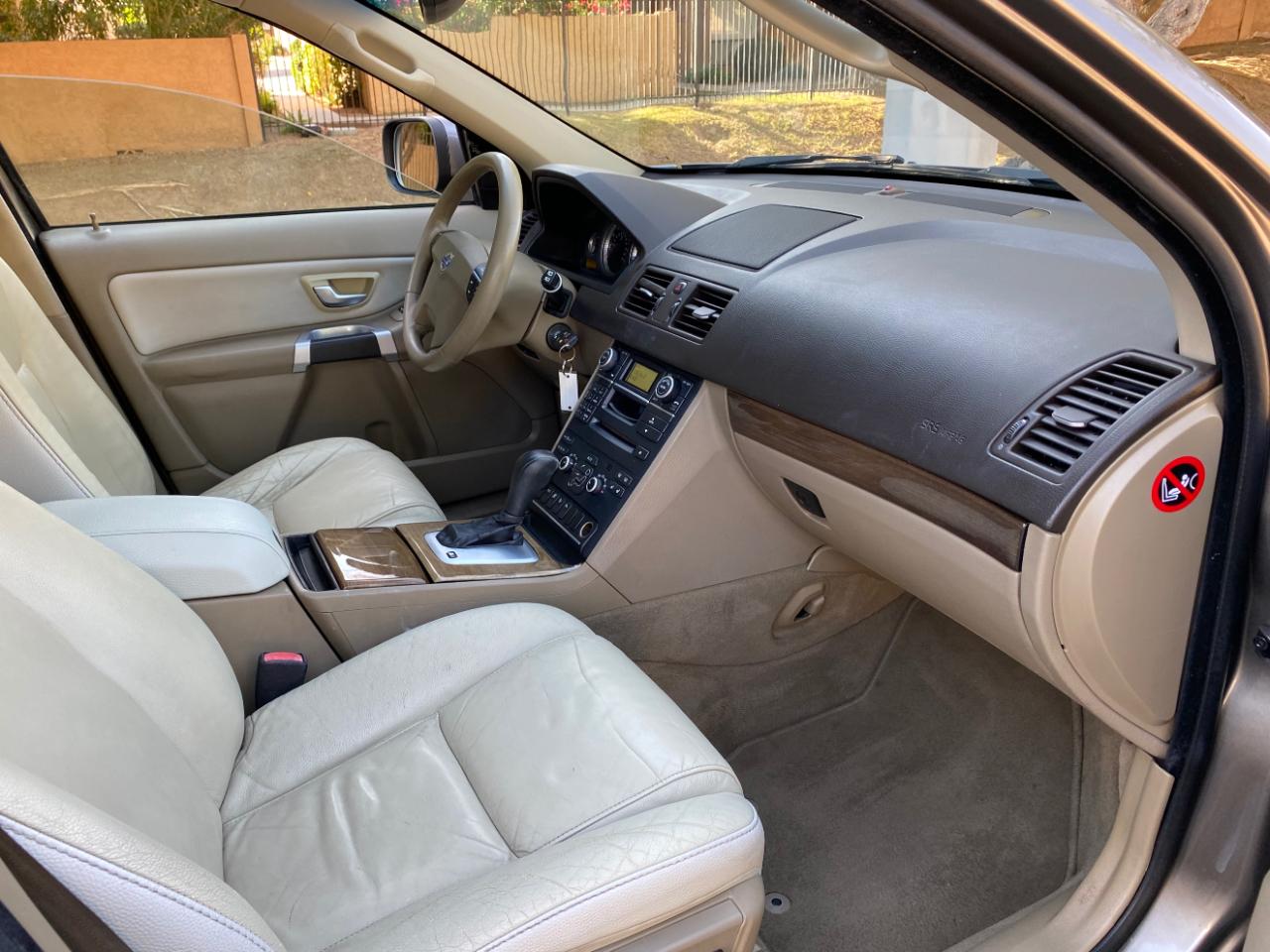 Volvo XC90 FWD 4dr I6 2011